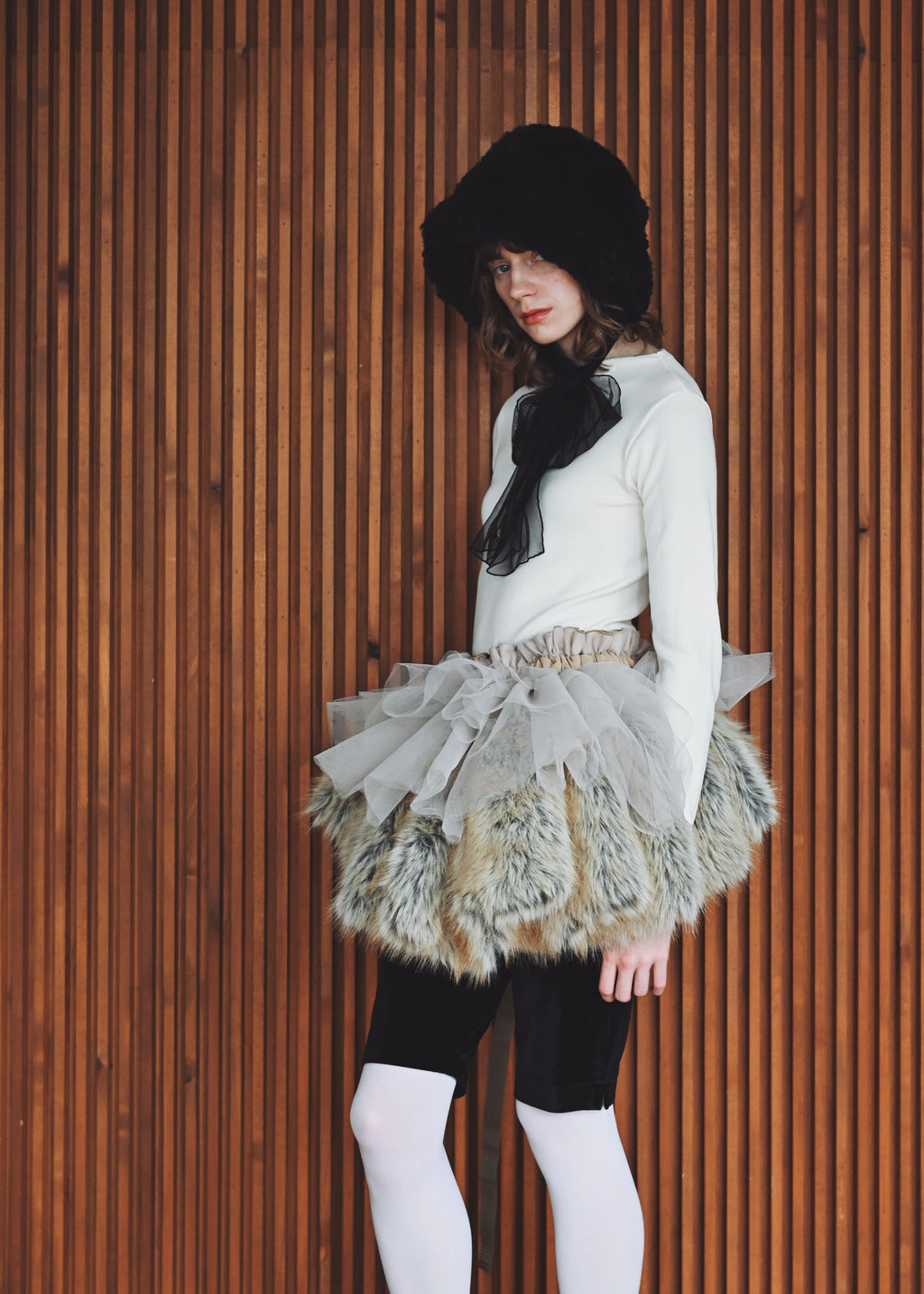 DŌRA VORAN | Fur-Ruffled Hidden Bag - SAND FOX