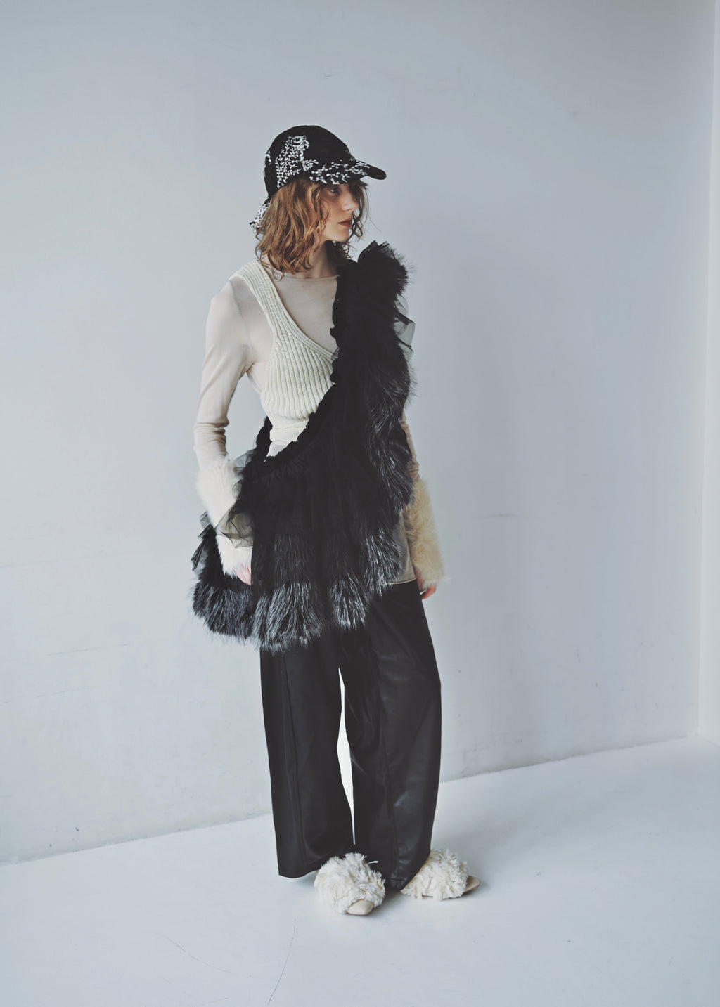 DŌRA VORAN | Fur-Ruffled Hidden Bag - NOIR FOX