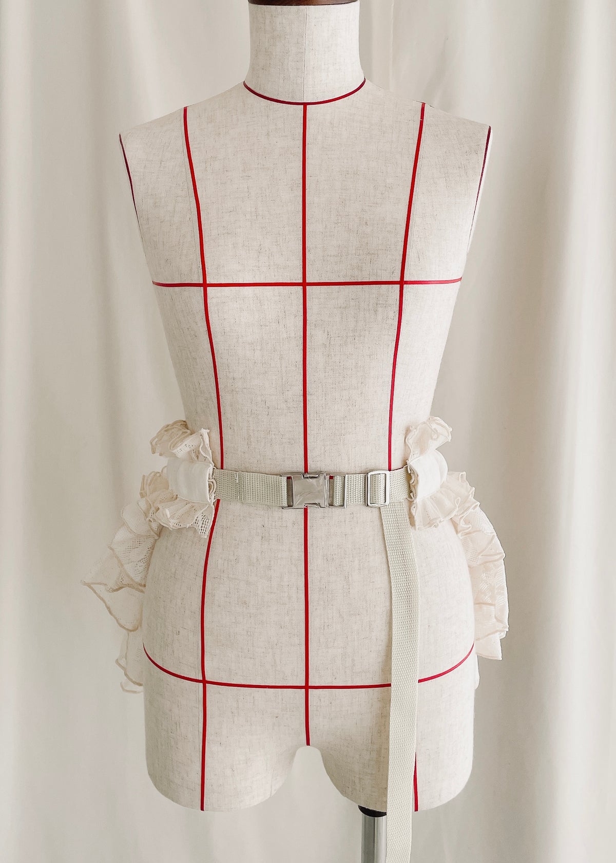 DŌRA CÎTA | Ruffled Hidden Bag - OFF WHITE