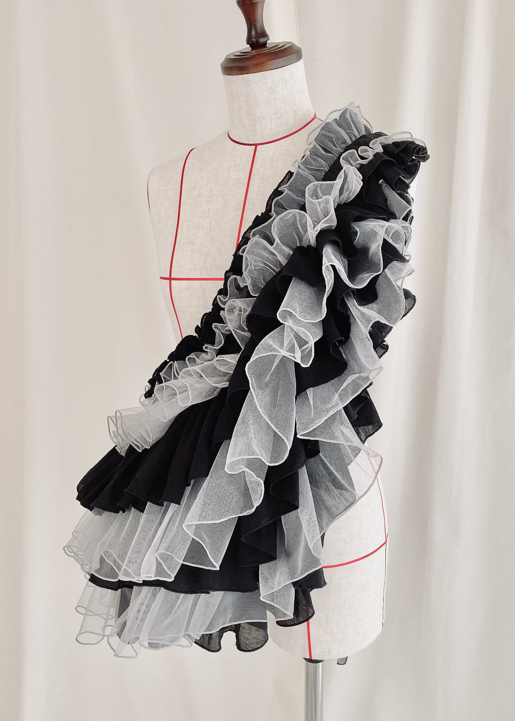 DŌRA QUAX | Ruffled Hidden Bag - MONOCHROME