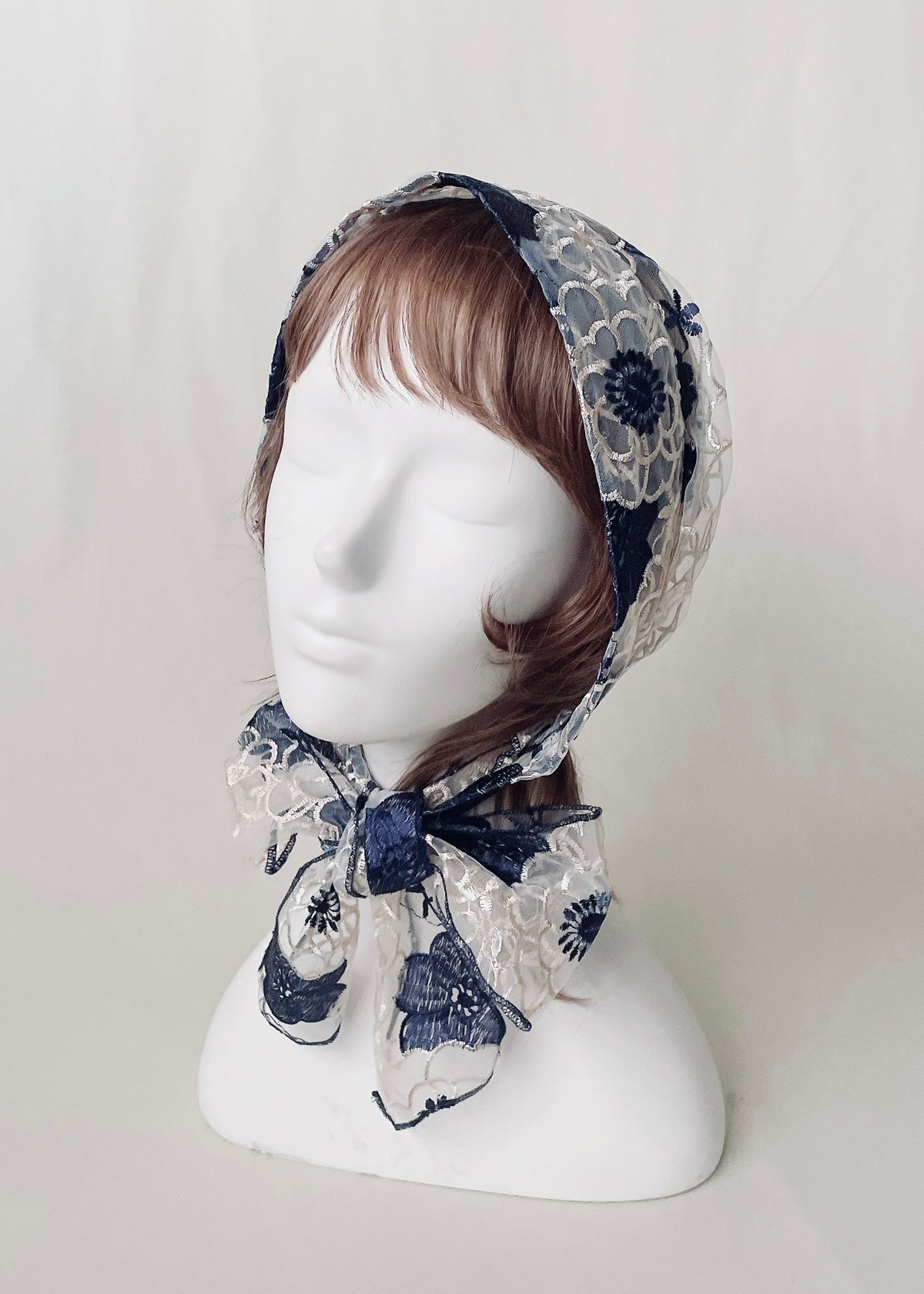 Anemone | Embroidred Lace Veil Hood