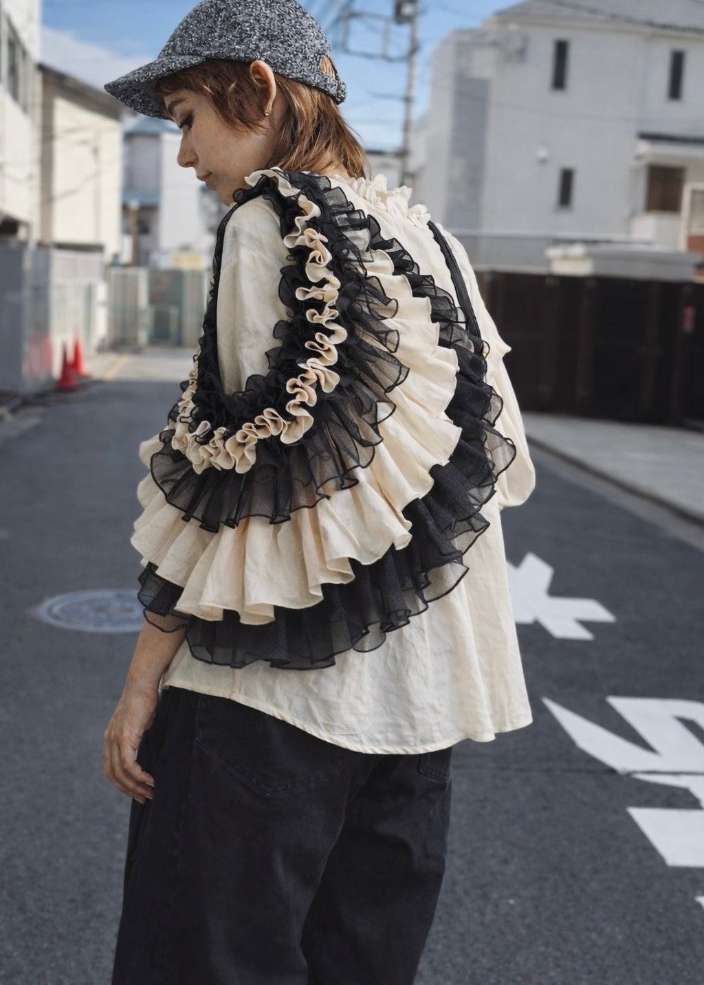 DŌRA MÖRA | Versatile Ruffled Bag - LAMP BLACK