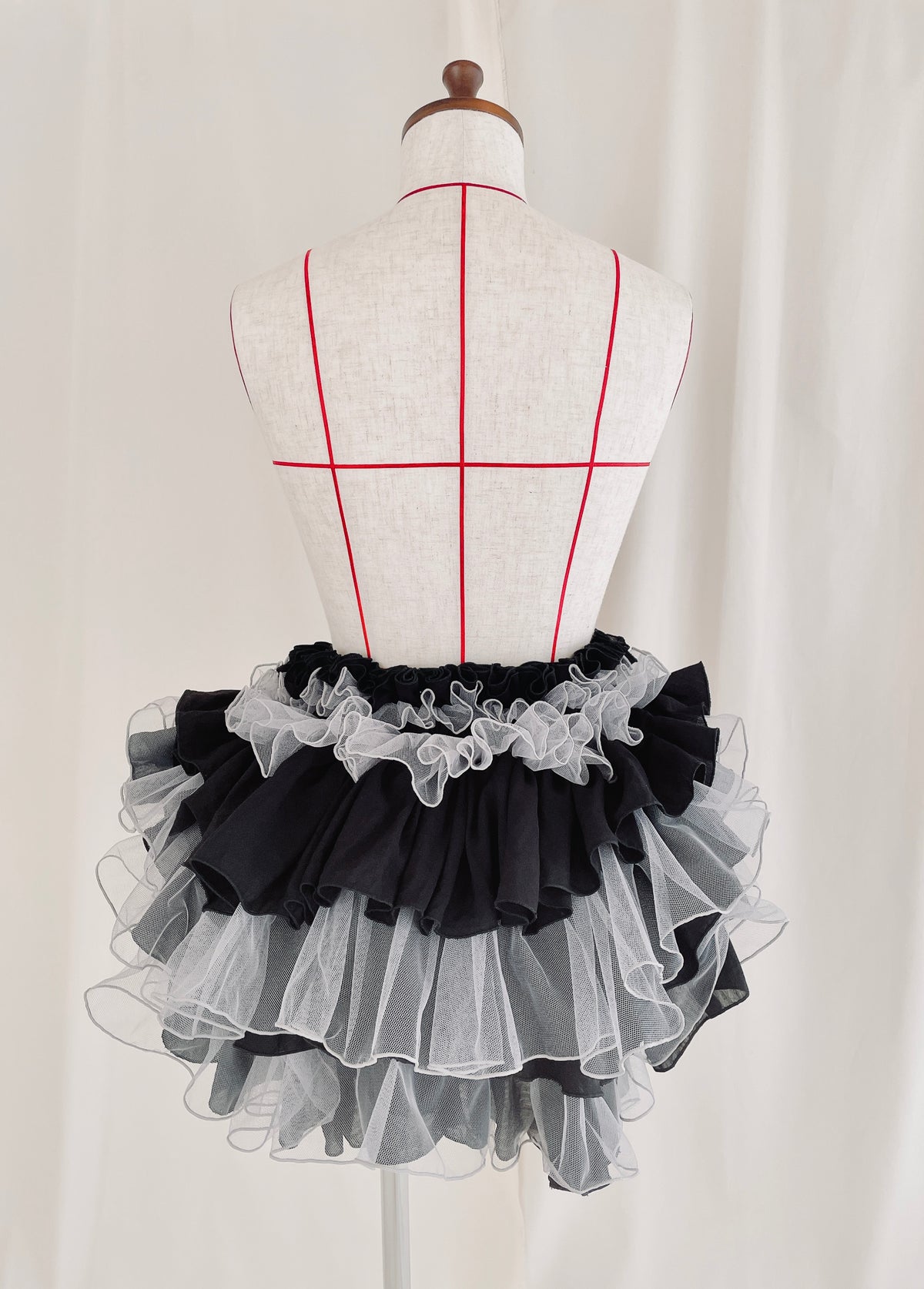 DŌRA QUAX | Ruffled Hidden Bag - MONOCHROME