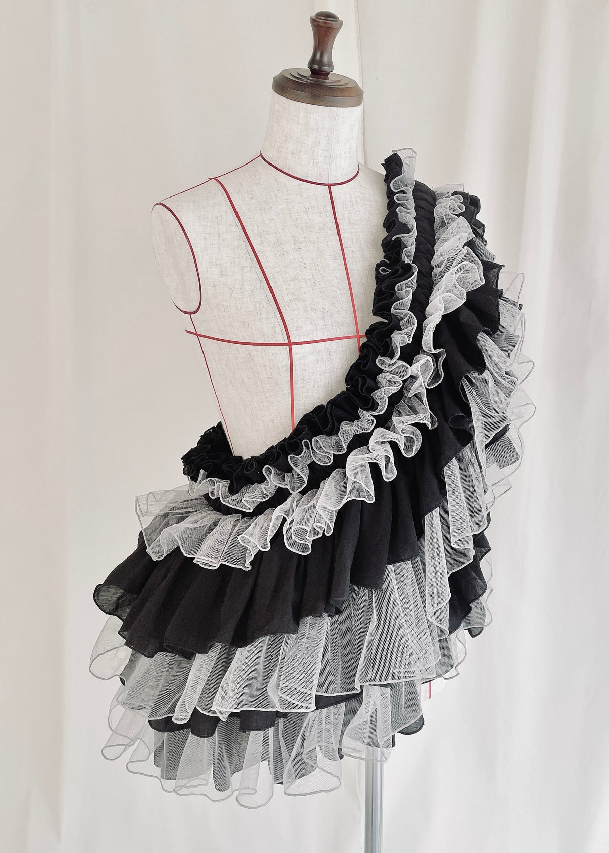 DŌRA QUAX | Ruffled Hidden Bag - MONOCHROME