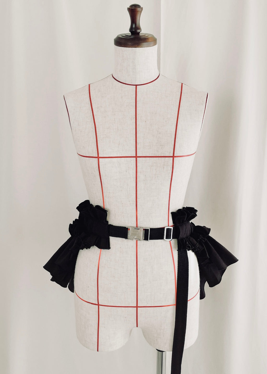 DŌRA NŌVA | Ruffled Hidden Bag - BLACK