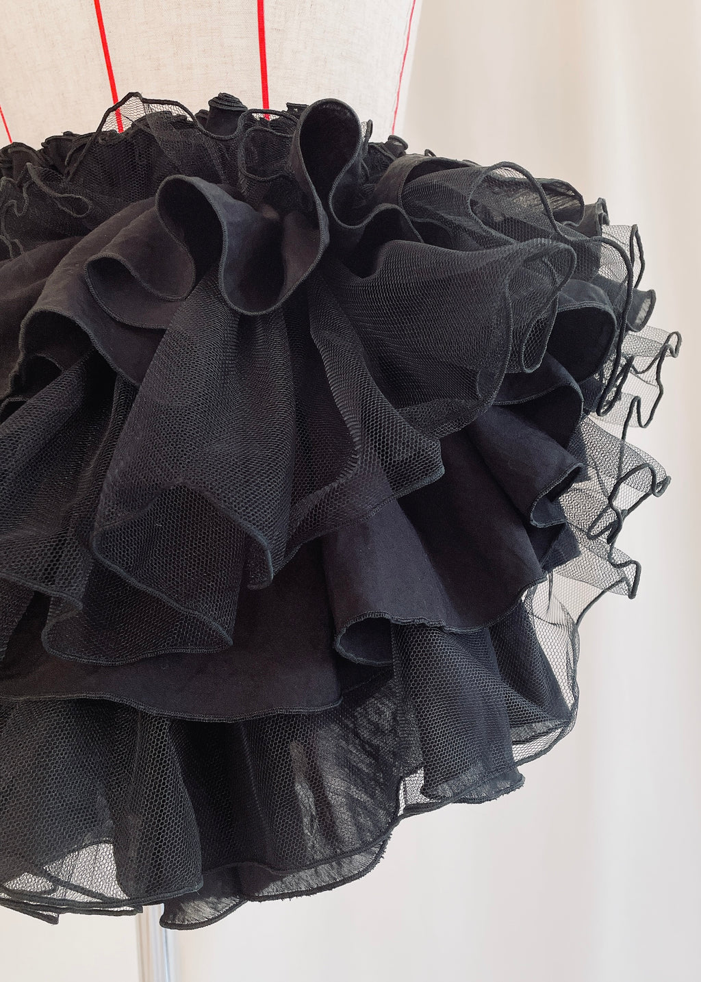 DŌRA QUAX | Ruffled Hidden Bag - NOIR