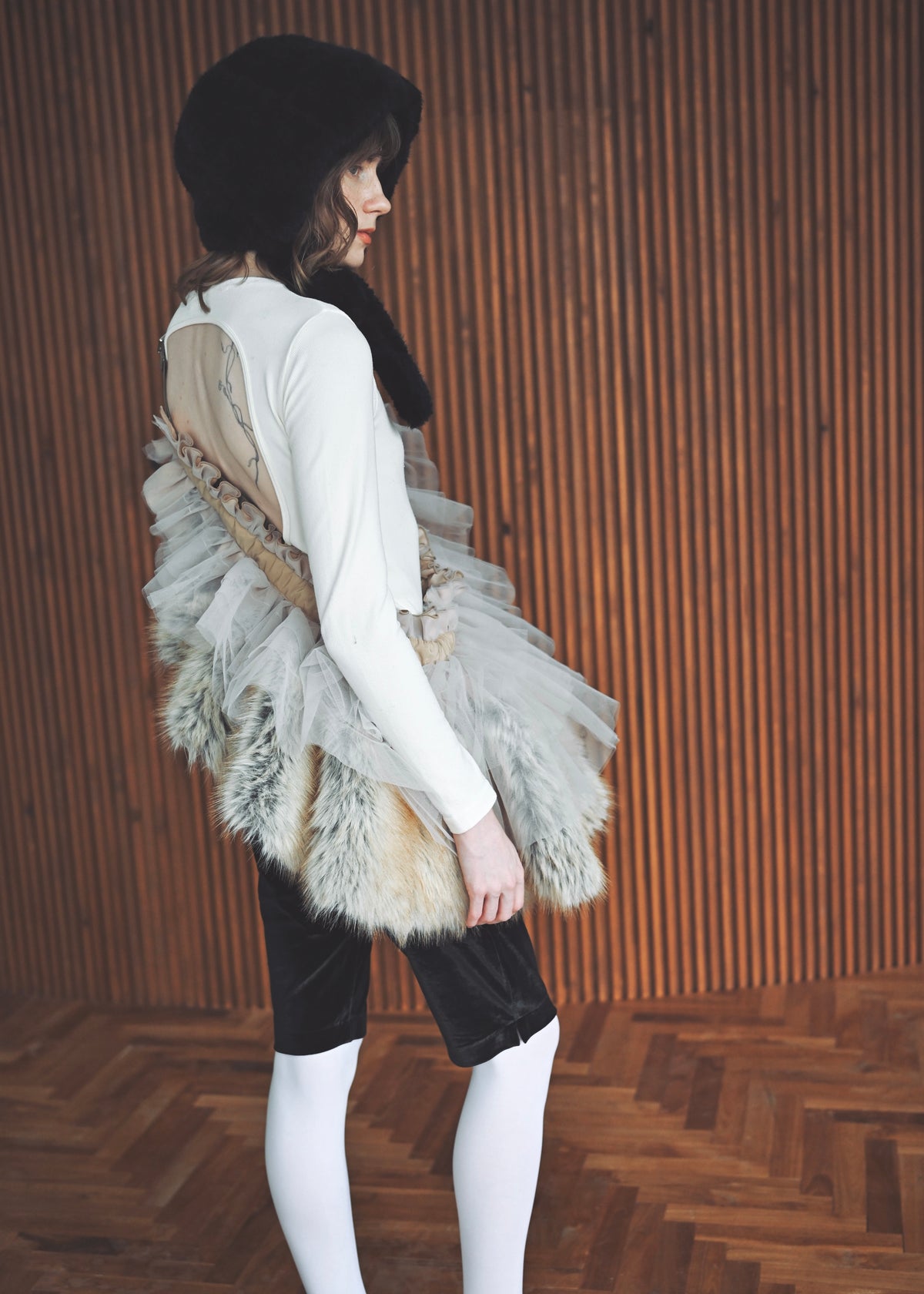 DŌRA VORAN | Fur-Ruffled Hidden Bag - SAND FOX