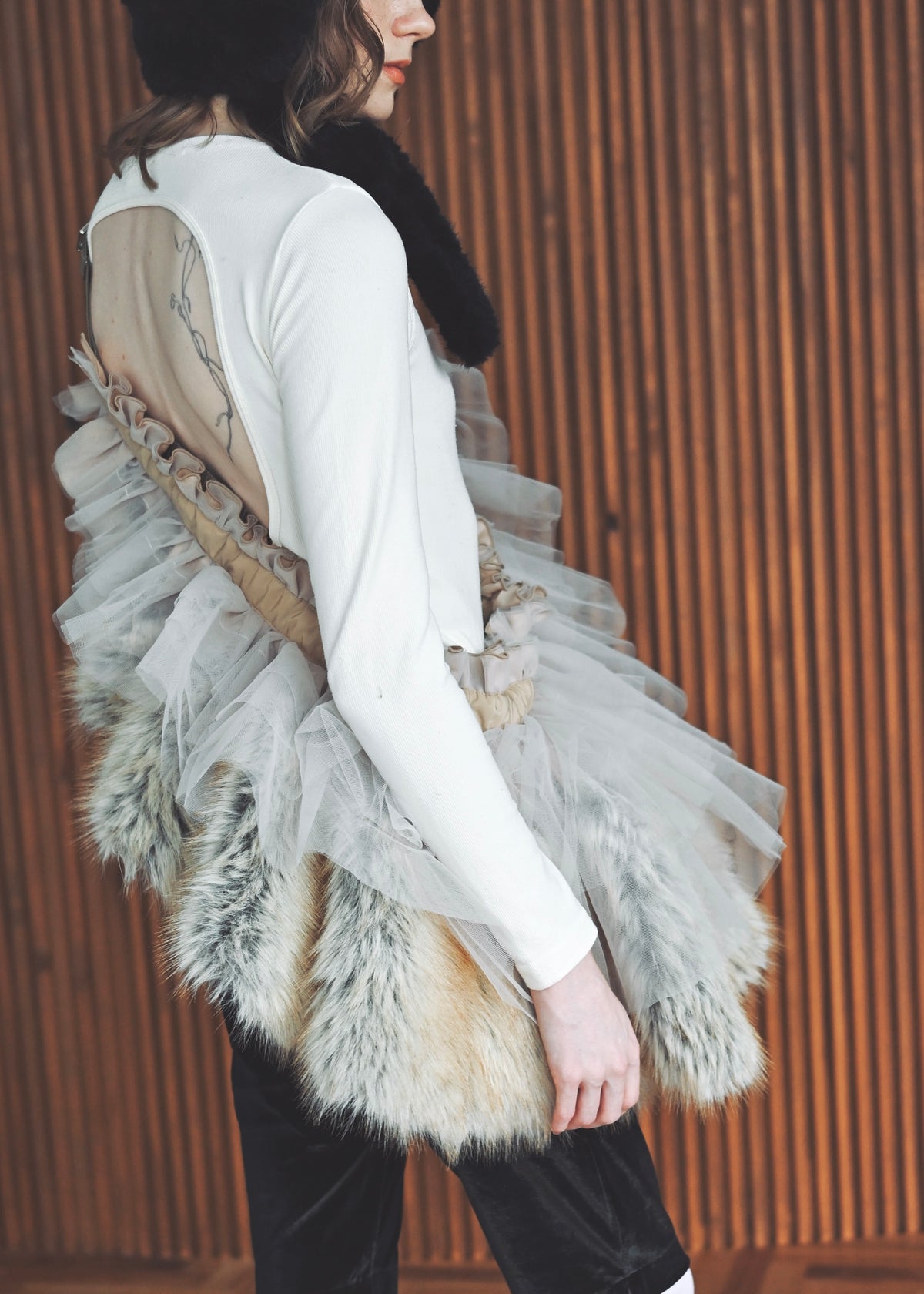 DŌRA VORAN | Fur-Ruffled Hidden Bag - SAND FOX