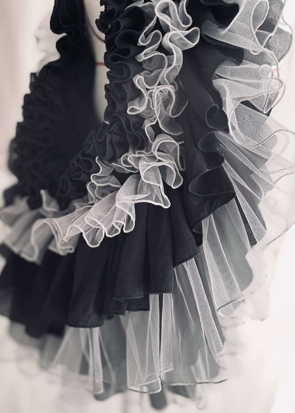 DŌRA QUAX | Ruffled Hidden Bag - MONOCHROME