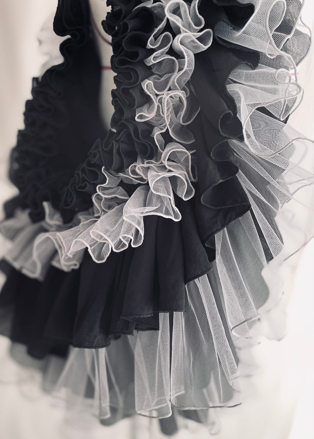 DŌRA QUAX | Ruffled Hidden Bag - MONOCHROME
