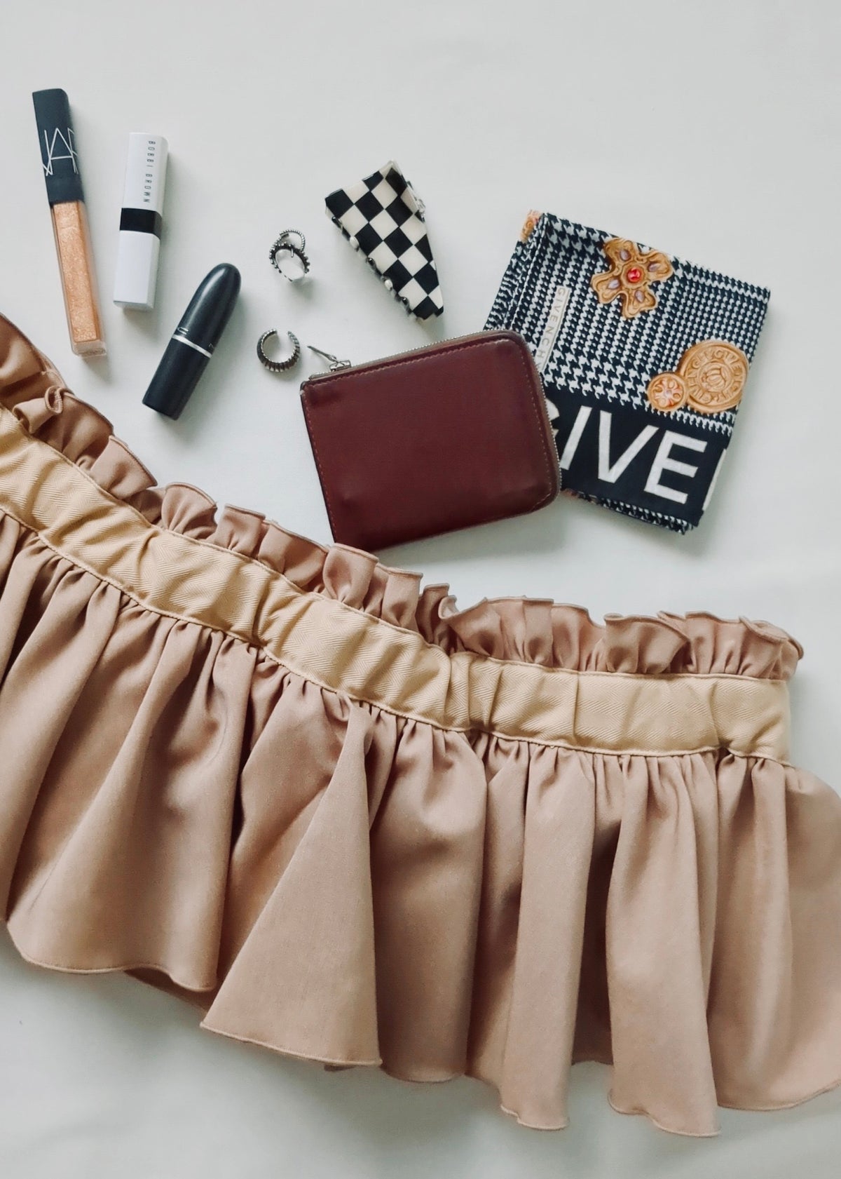 DŌRA | Versatile Ruffled Bag - SAND