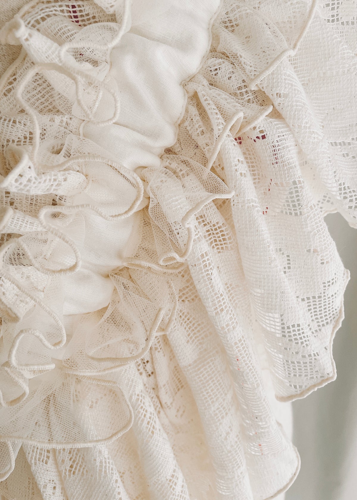 DŌRA CÎTA | Ruffled Hidden Bag - OFF WHITE