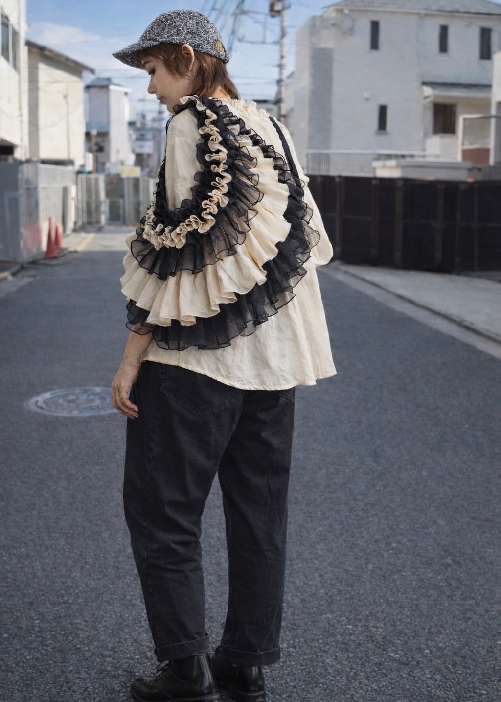 DŌRA MÖRA | Versatile Ruffled Bag - LAMP BLACK