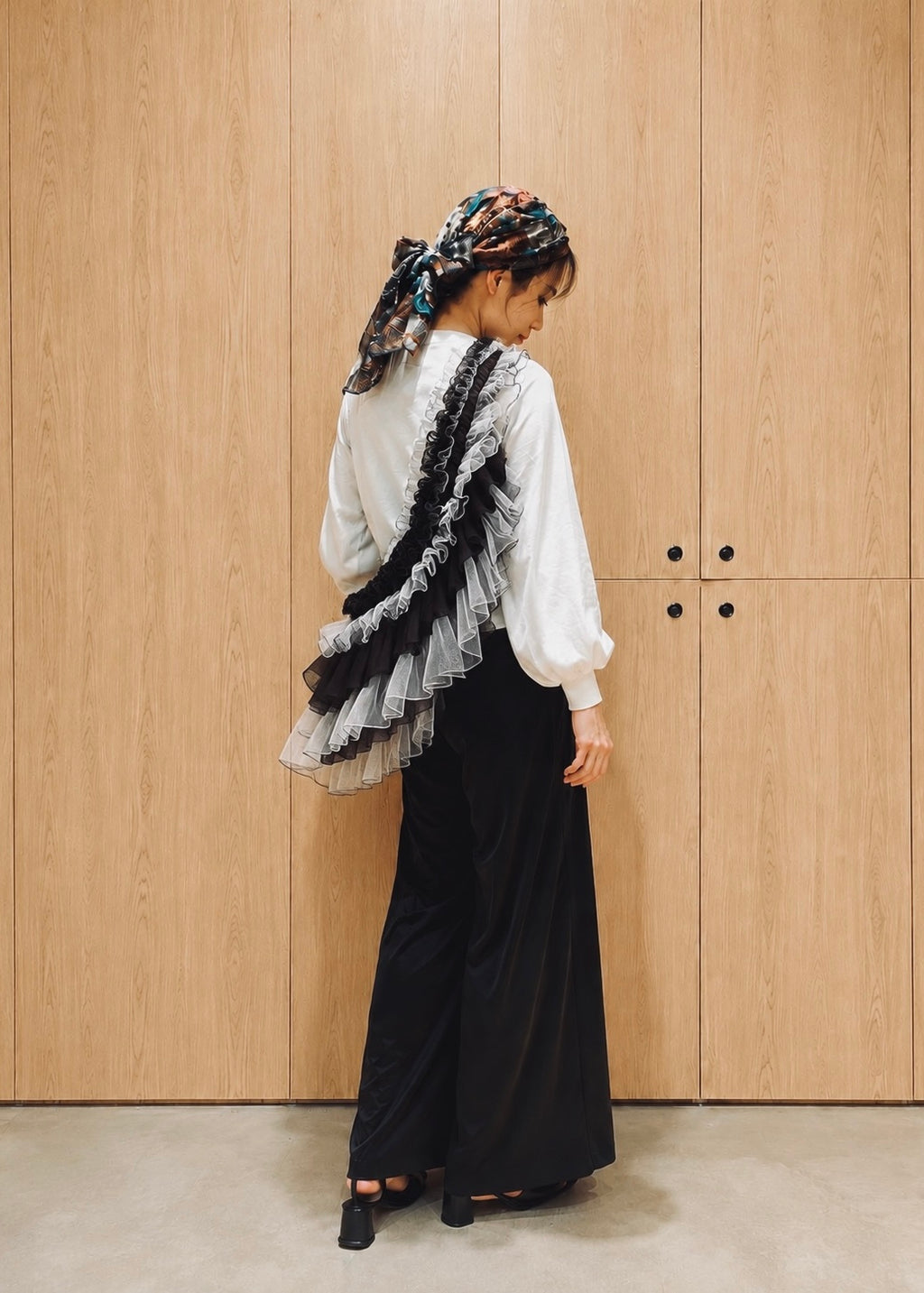 DŌRA QUAX | Ruffled Hidden Bag - MONOCHROME