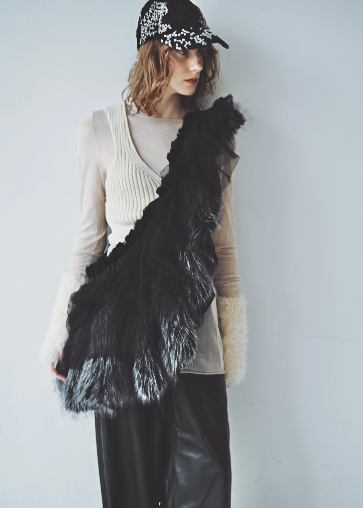 DŌRA VORAN | Fur-Ruffled Hidden Bag - NOIR FOX