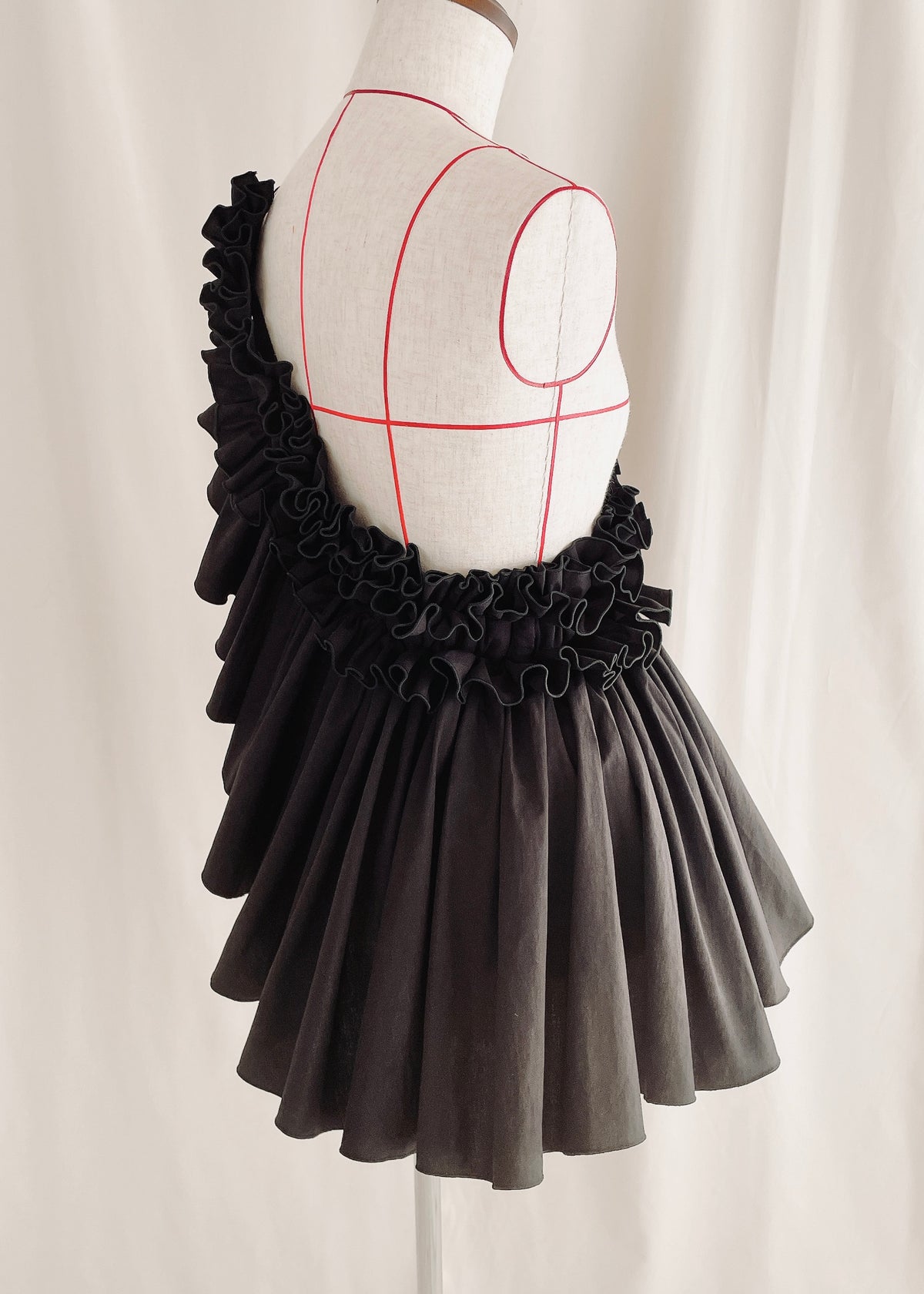 DŌRA NŌVA | Ruffled Hidden Bag - BLACK