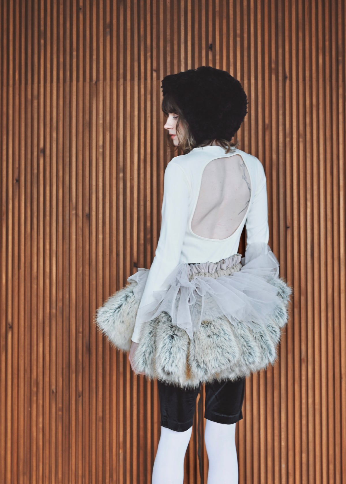 DŌRA VORAN | Fur-Ruffled Hidden Bag - SAND FOX
