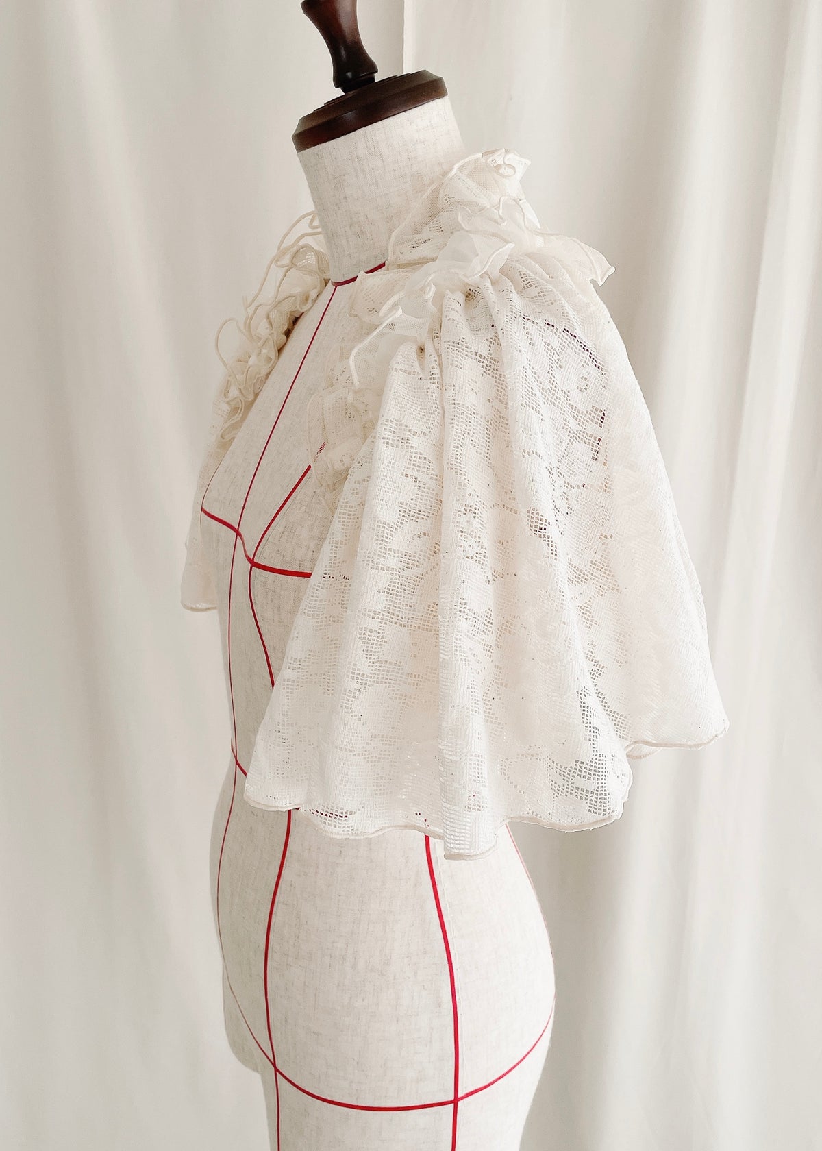 DŌRA CÎTA | Ruffled Hidden Bag - OFF WHITE
