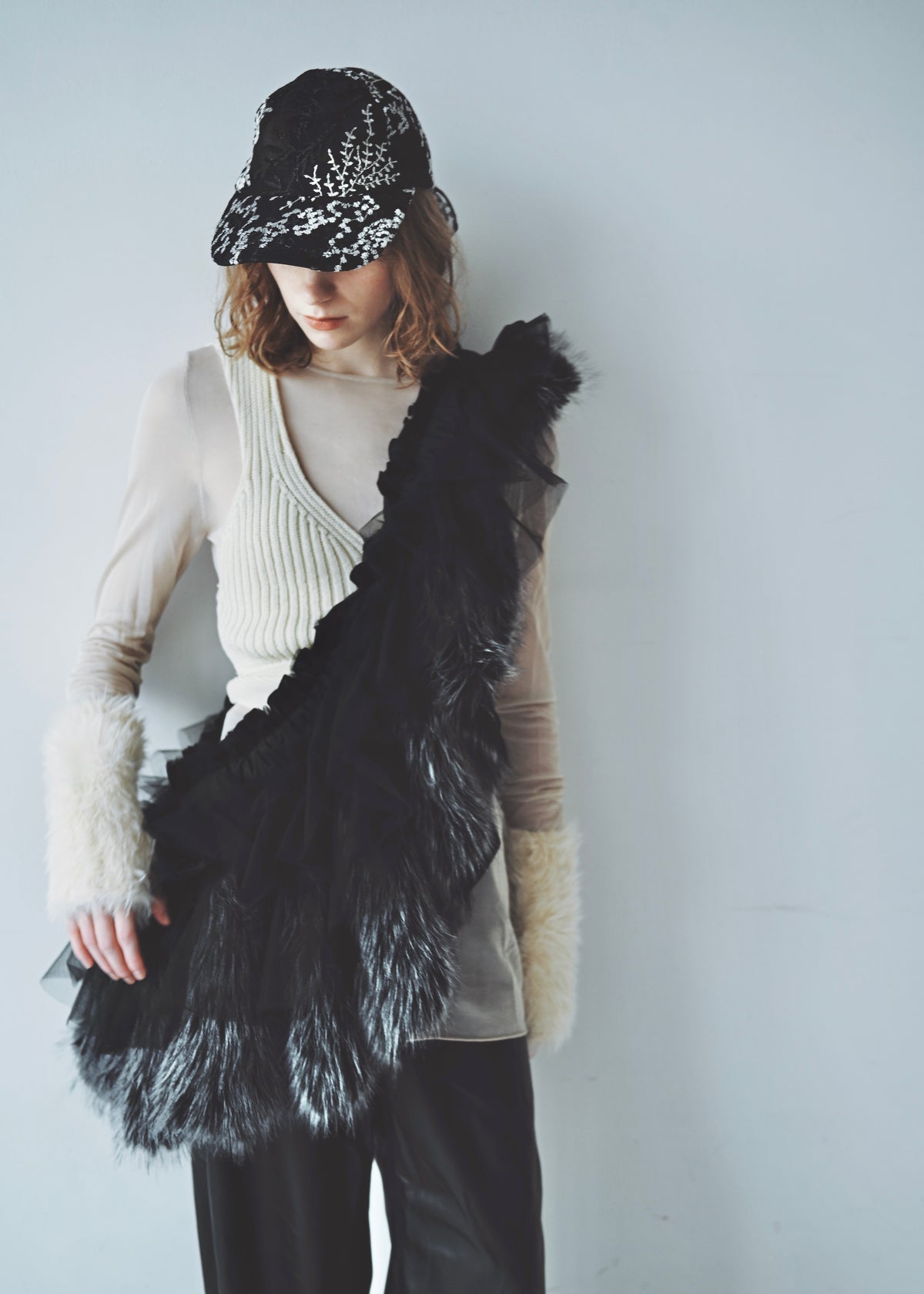 DŌRA VORAN | Fur-Ruffled Hidden Bag - NOIR FOX