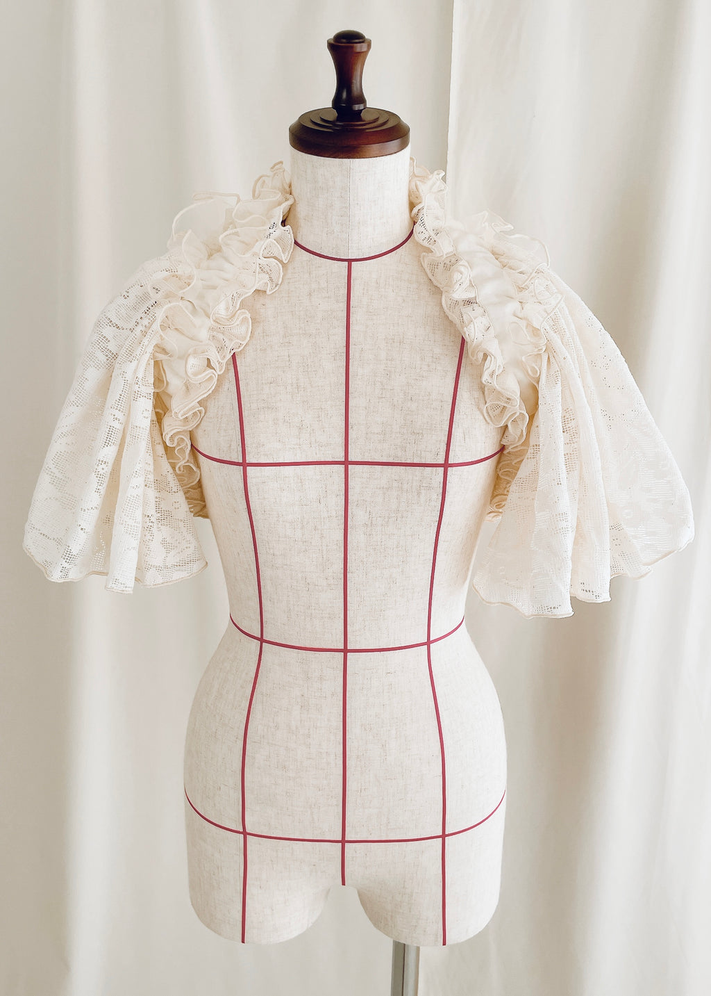 DŌRA CÎTA | Ruffled Hidden Bag - OFF WHITE