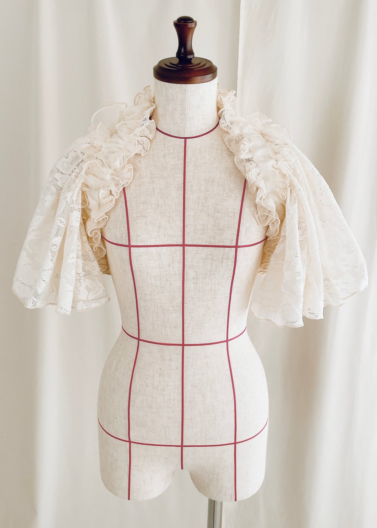 DŌRA CÎTA | Ruffled Hidden Bag - OFF WHITE
