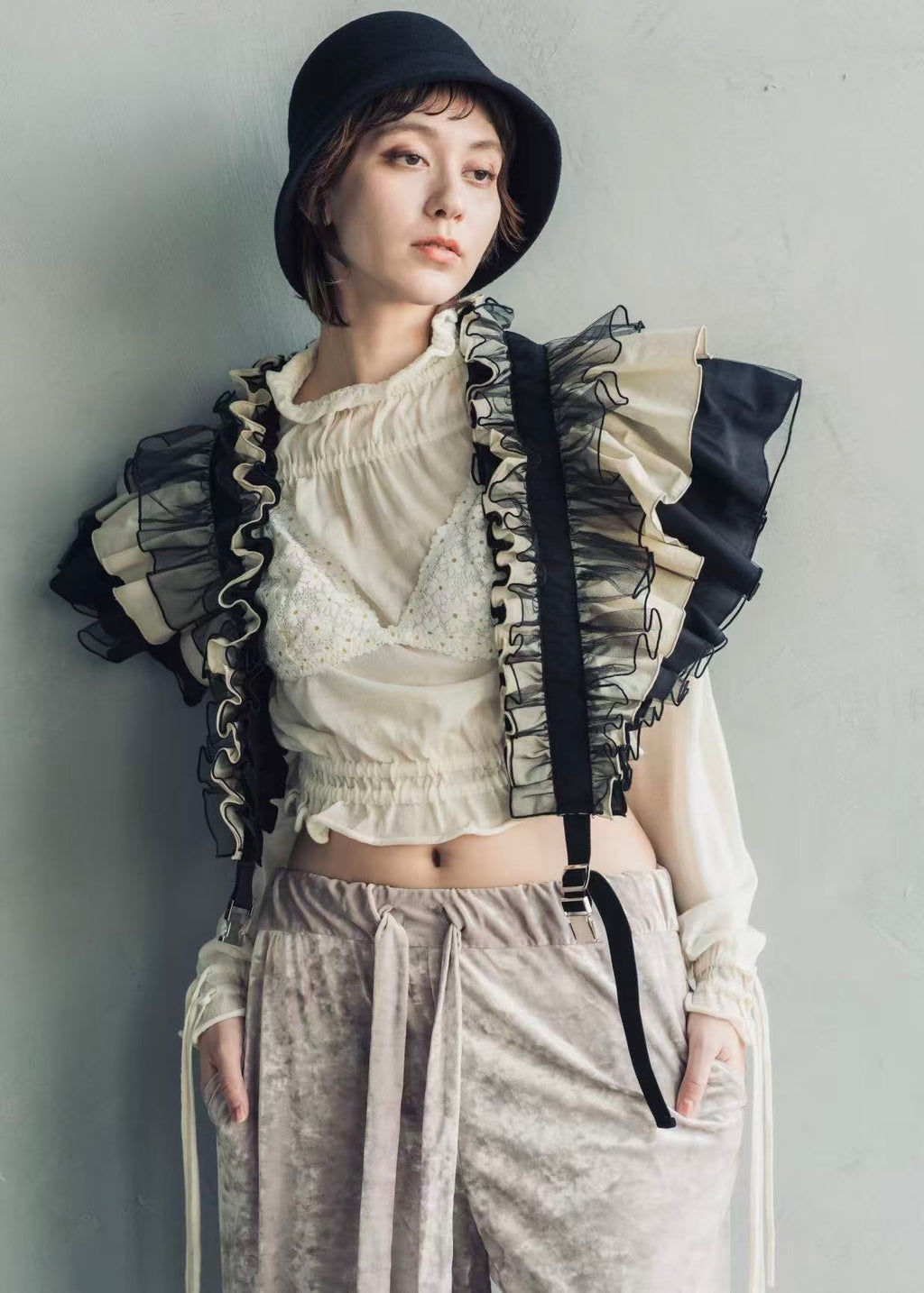 DŌRA MÖRA | Versatile Ruffled Bag - LAMP BLACK