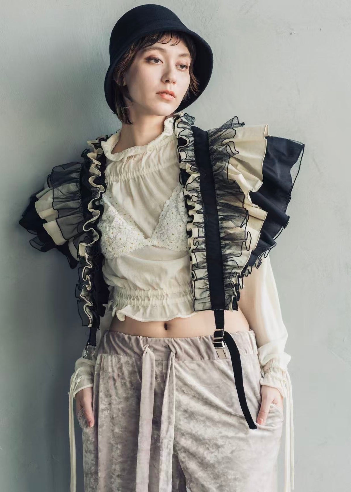 DŌRA MÖRA | Versatile Ruffled Bag - LAMP BLACK