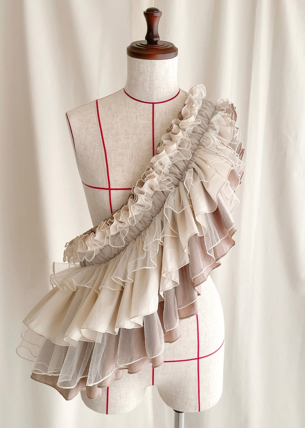 DŌRA MÖRA | Versatile Ruffled Bag - LATTE BEIGE