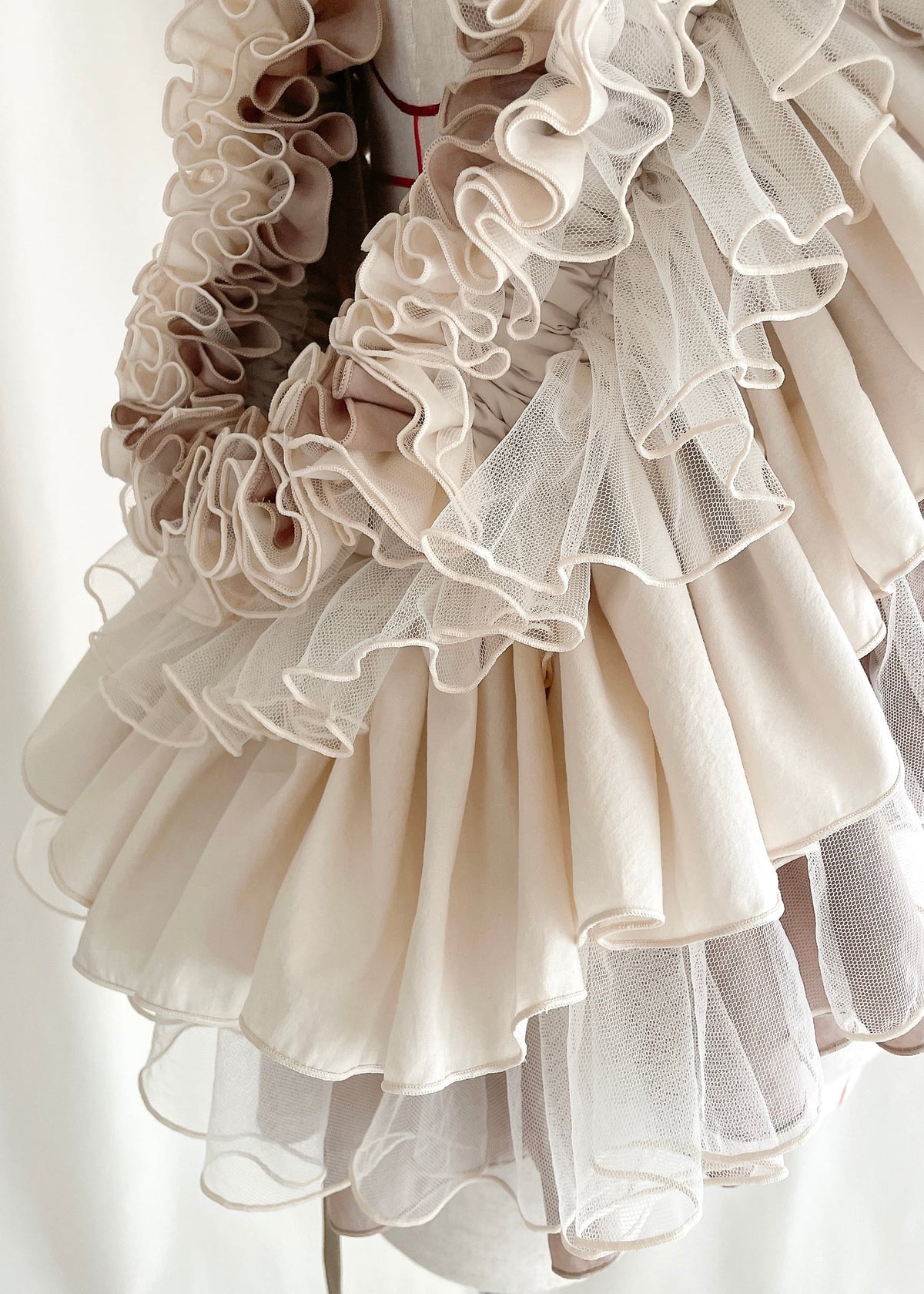 DŌRA MÖRA | Versatile Ruffled Bag - LATTE BEIGE