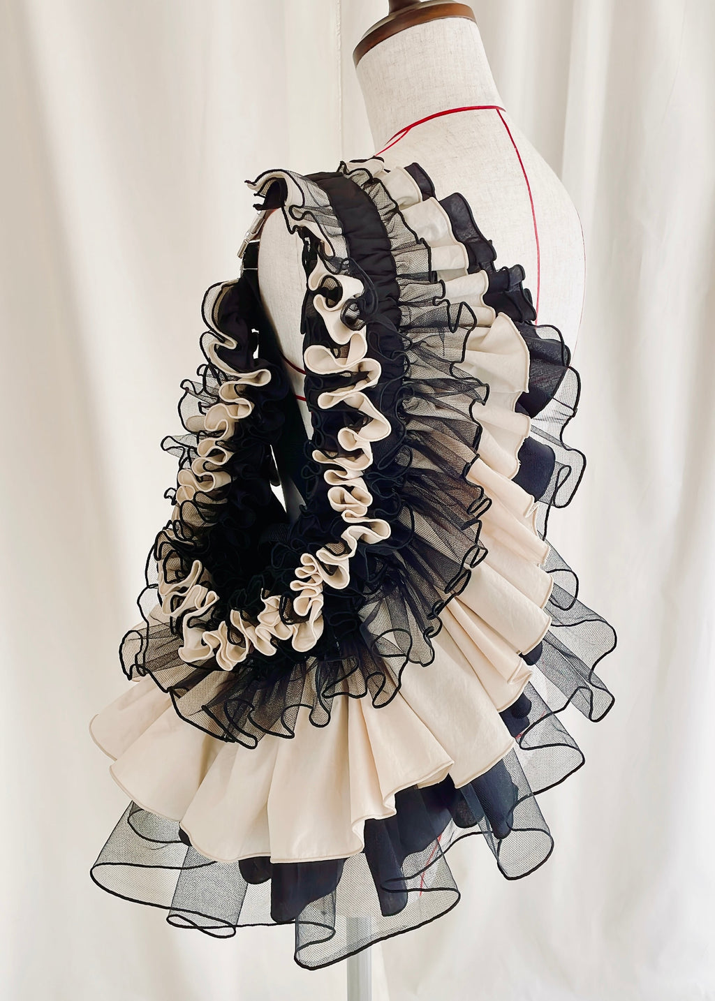 DŌRA MÖRA | Versatile Ruffled Bag - LAMP BLACK