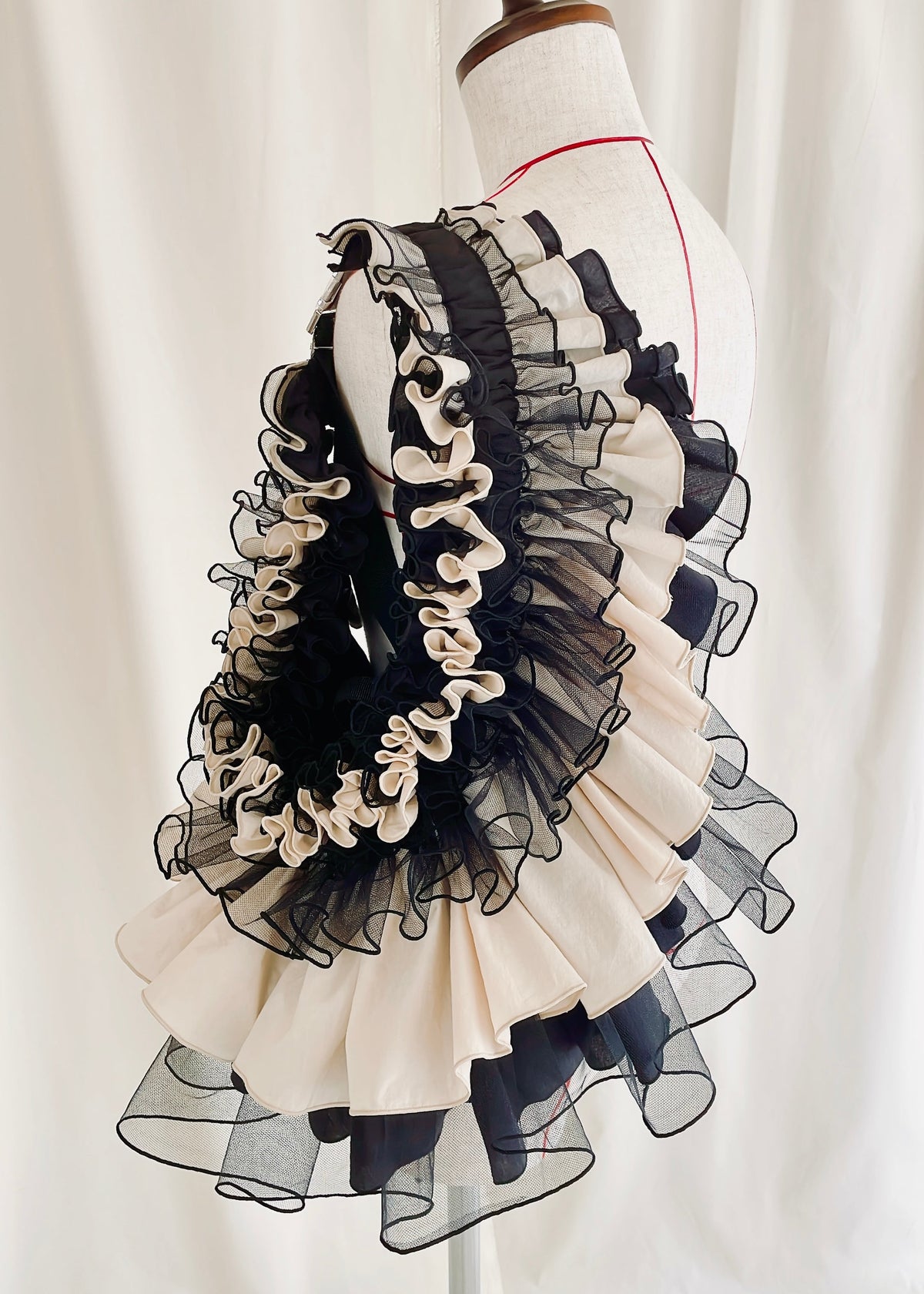 DŌRA MÖRA | Versatile Ruffled Bag - LAMP BLACK