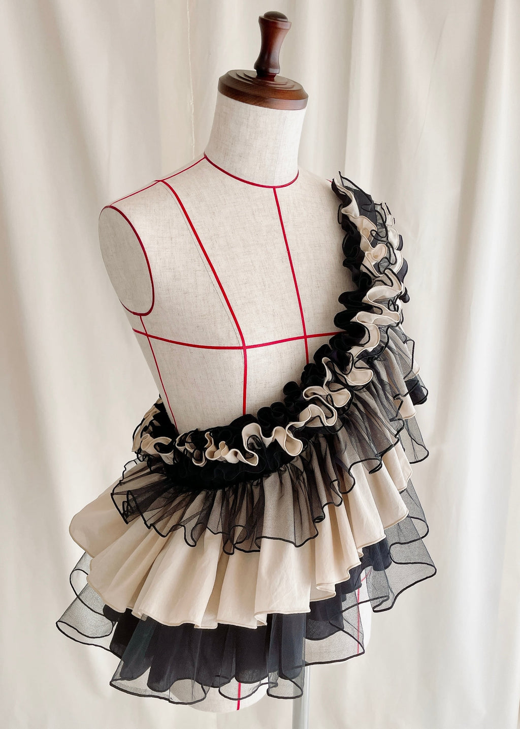 DŌRA MÖRA | Versatile Ruffled Bag - LAMP BLACK