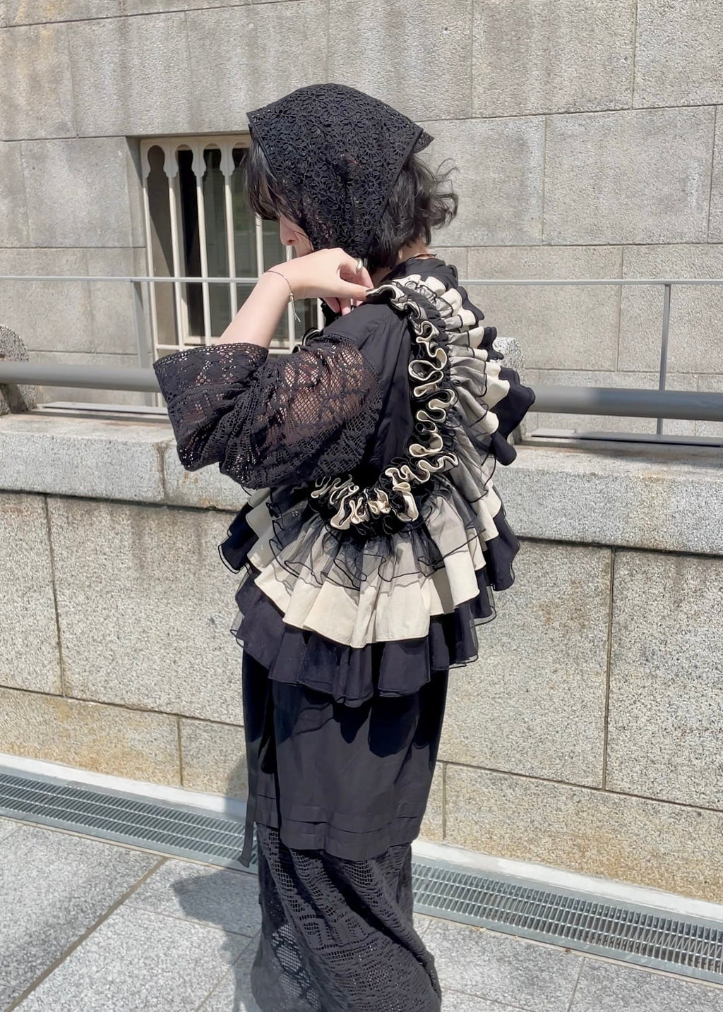 DŌRA MÖRA | Versatile Ruffled Bag - LAMP BLACK
