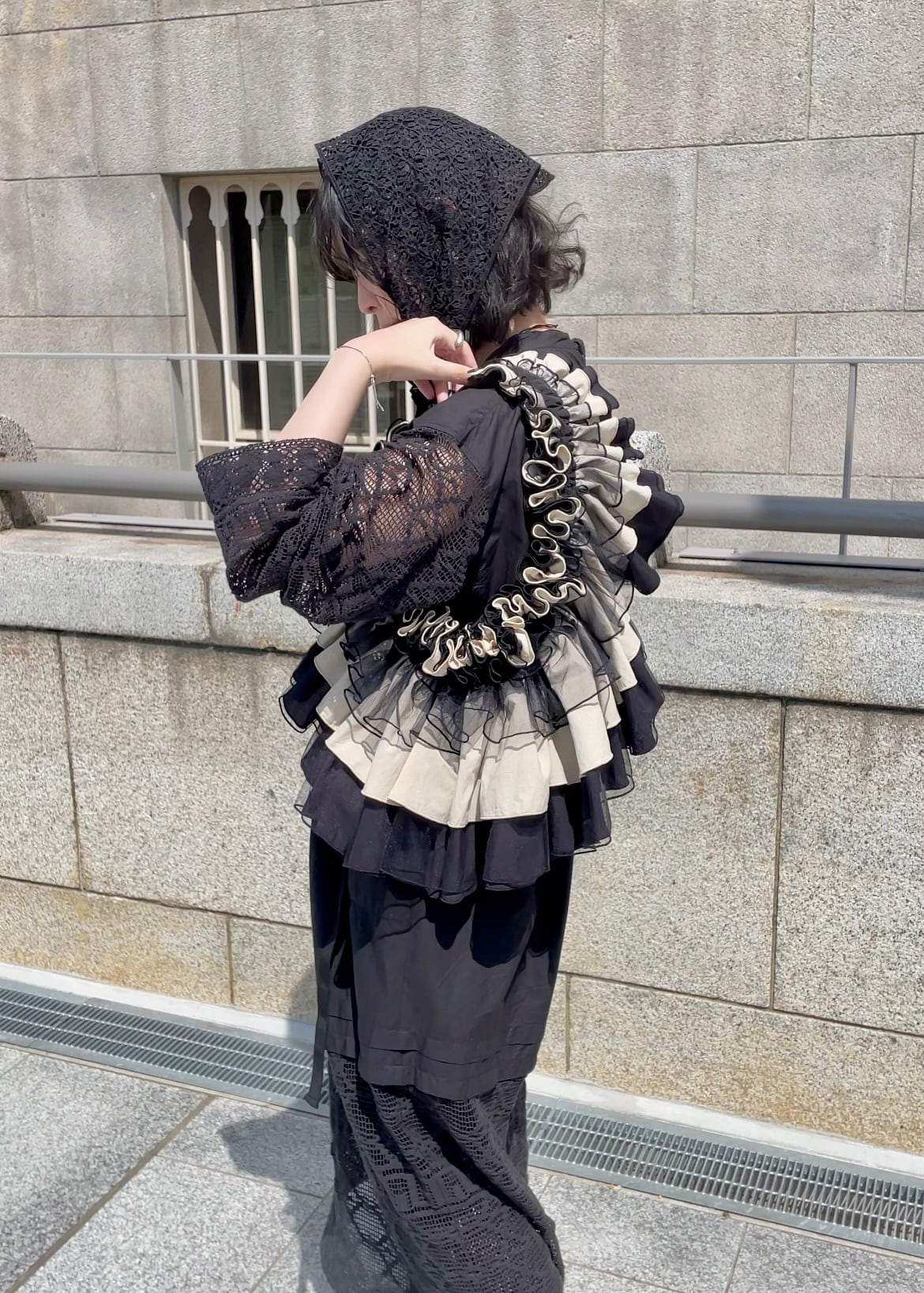 DŌRA MÖRA | Versatile Ruffled Bag - LAMP BLACK