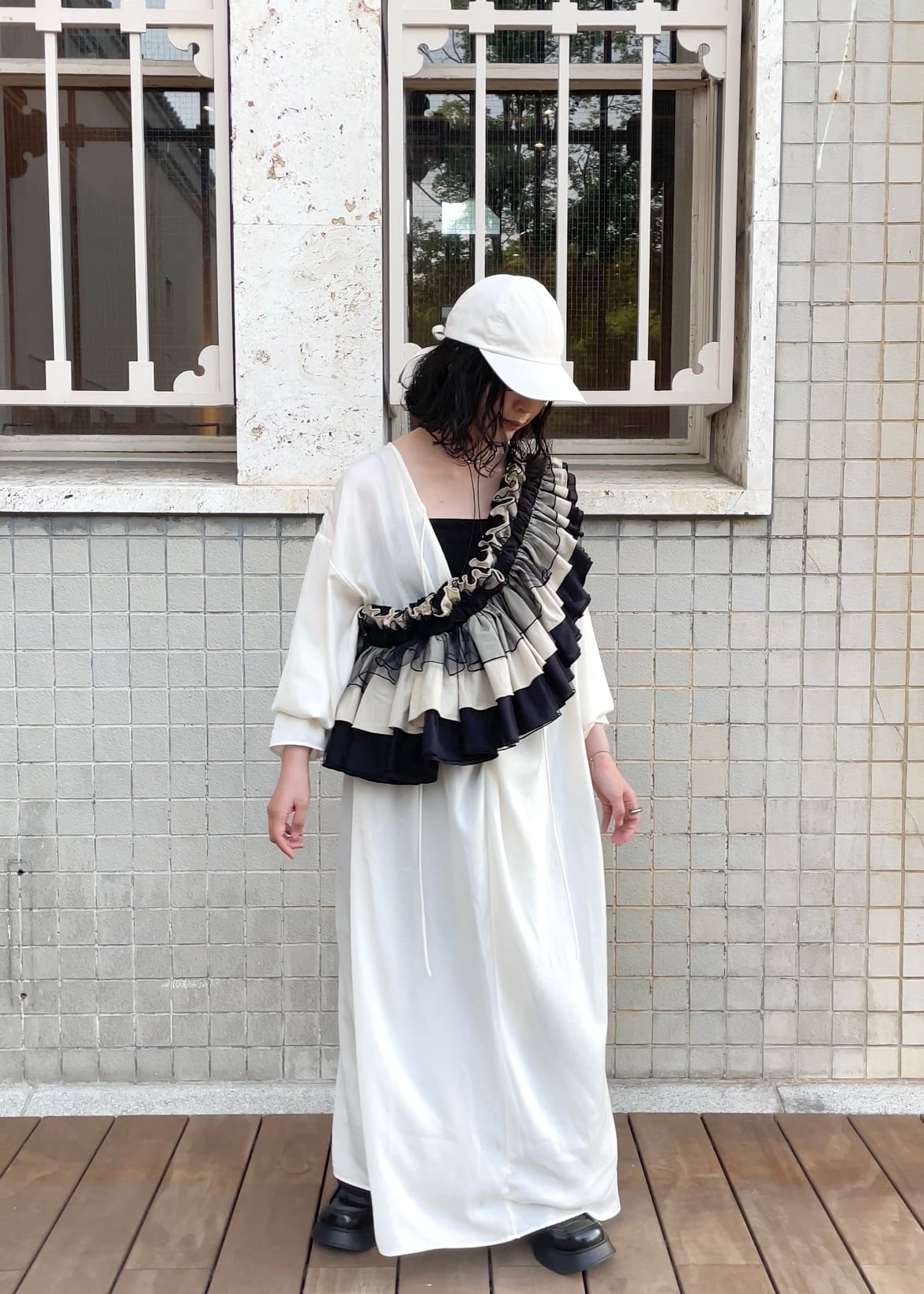 DŌRA MÖRA | Versatile Ruffled Bag - LAMP BLACK
