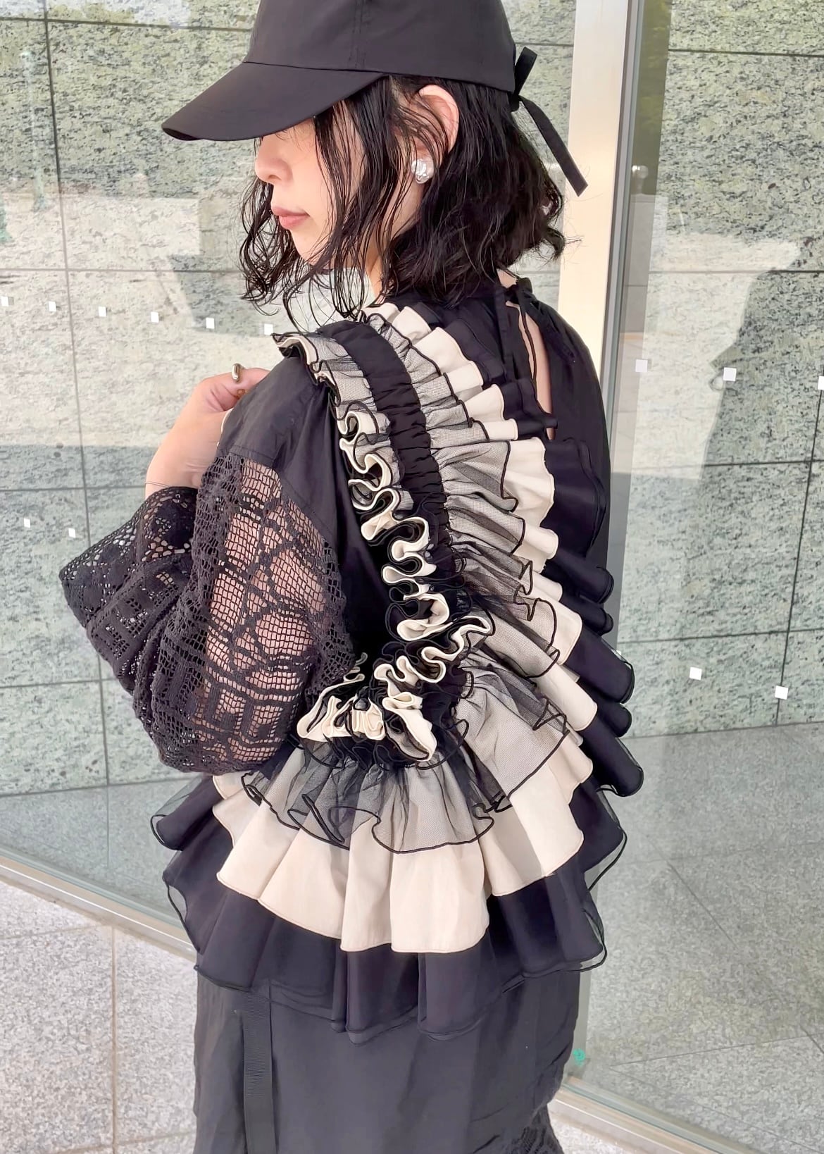 DŌRA MÖRA | Versatile Ruffled Bag - LAMP BLACK