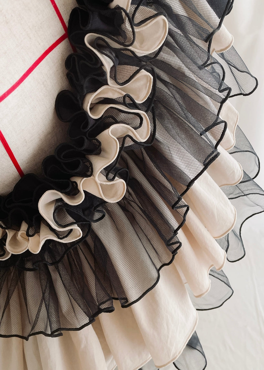 DŌRA MÖRA | Versatile Ruffled Bag - LAMP BLACK