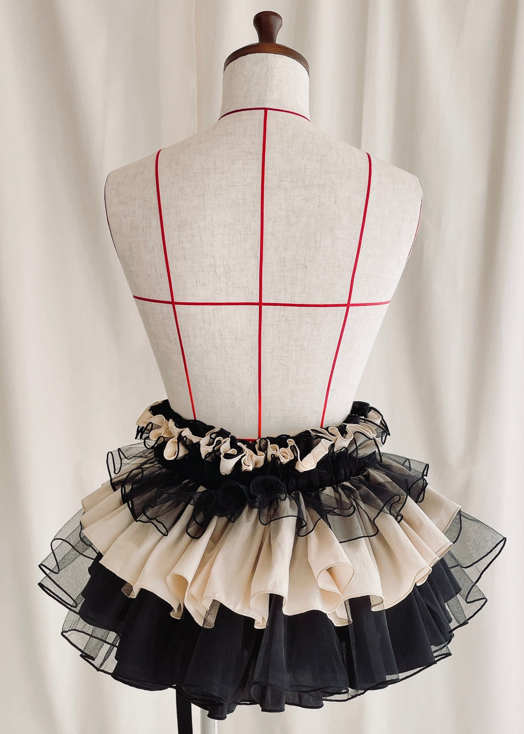 DŌRA MÖRA | Versatile Ruffled Bag - LAMP BLACK