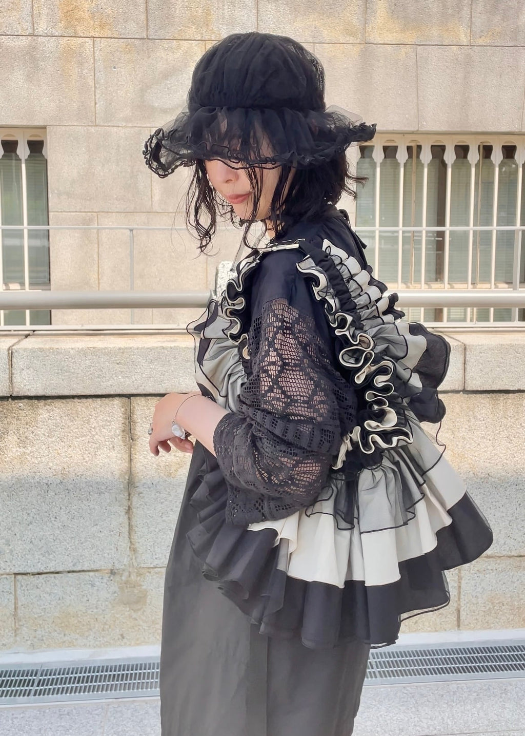 DŌRA MÖRA | Versatile Ruffled Bag - LAMP BLACK