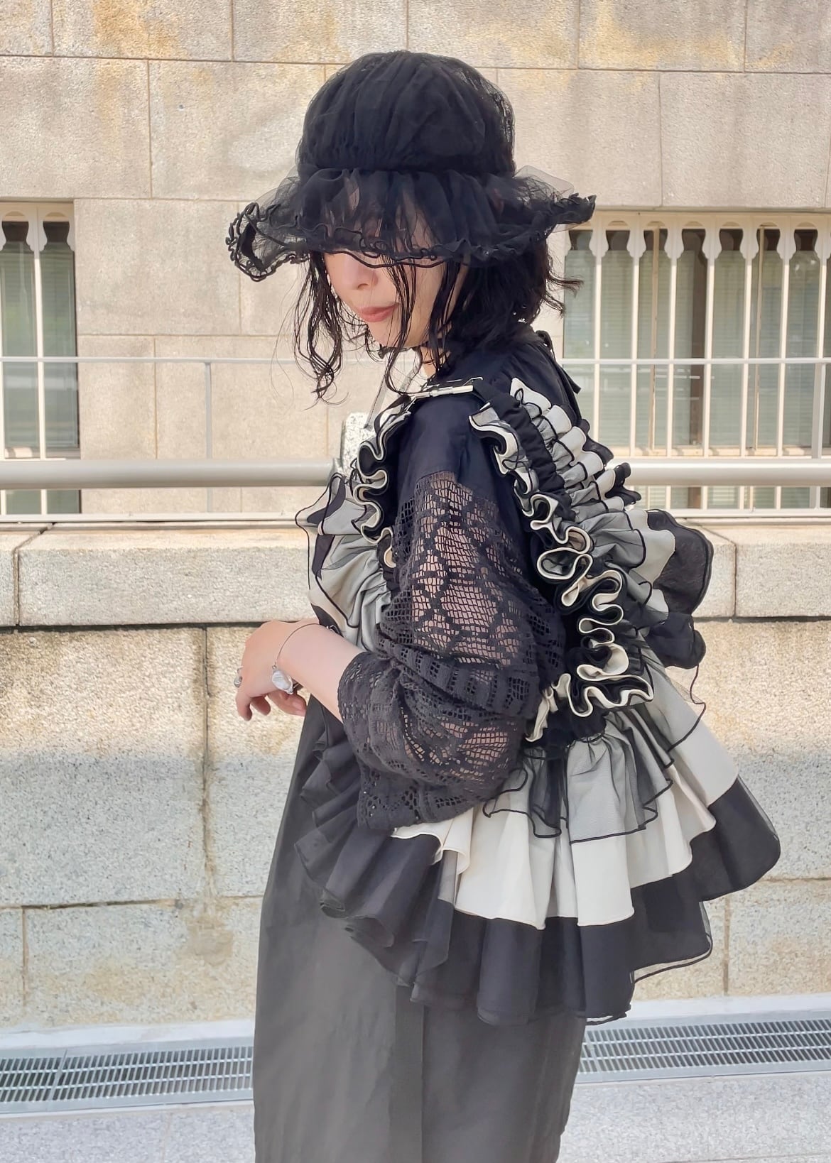 DŌRA MÖRA | Versatile Ruffled Bag - LAMP BLACK