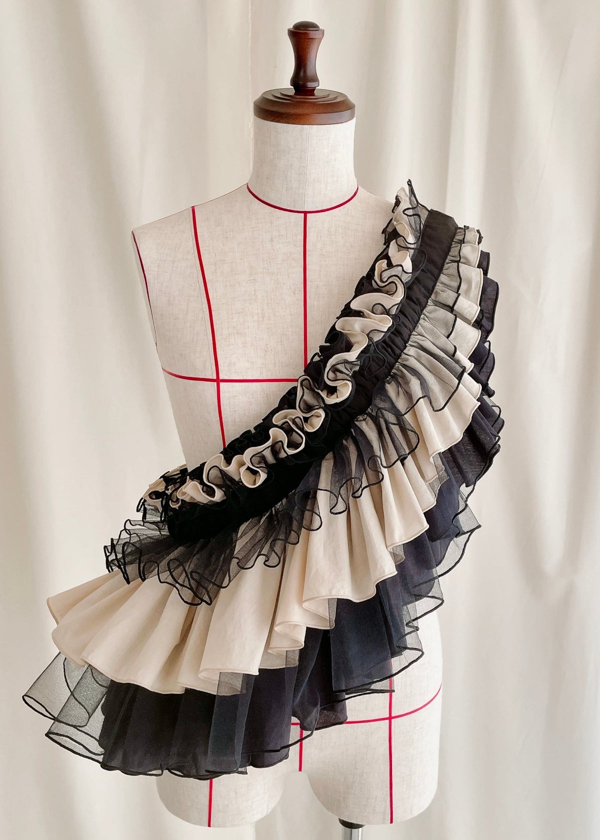 DŌRA MÖRA | Versatile Ruffled Bag - LAMP BLACK