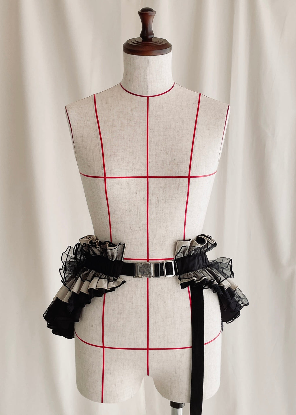 DŌRA MÖRA | Versatile Ruffled Bag - LAMP BLACK