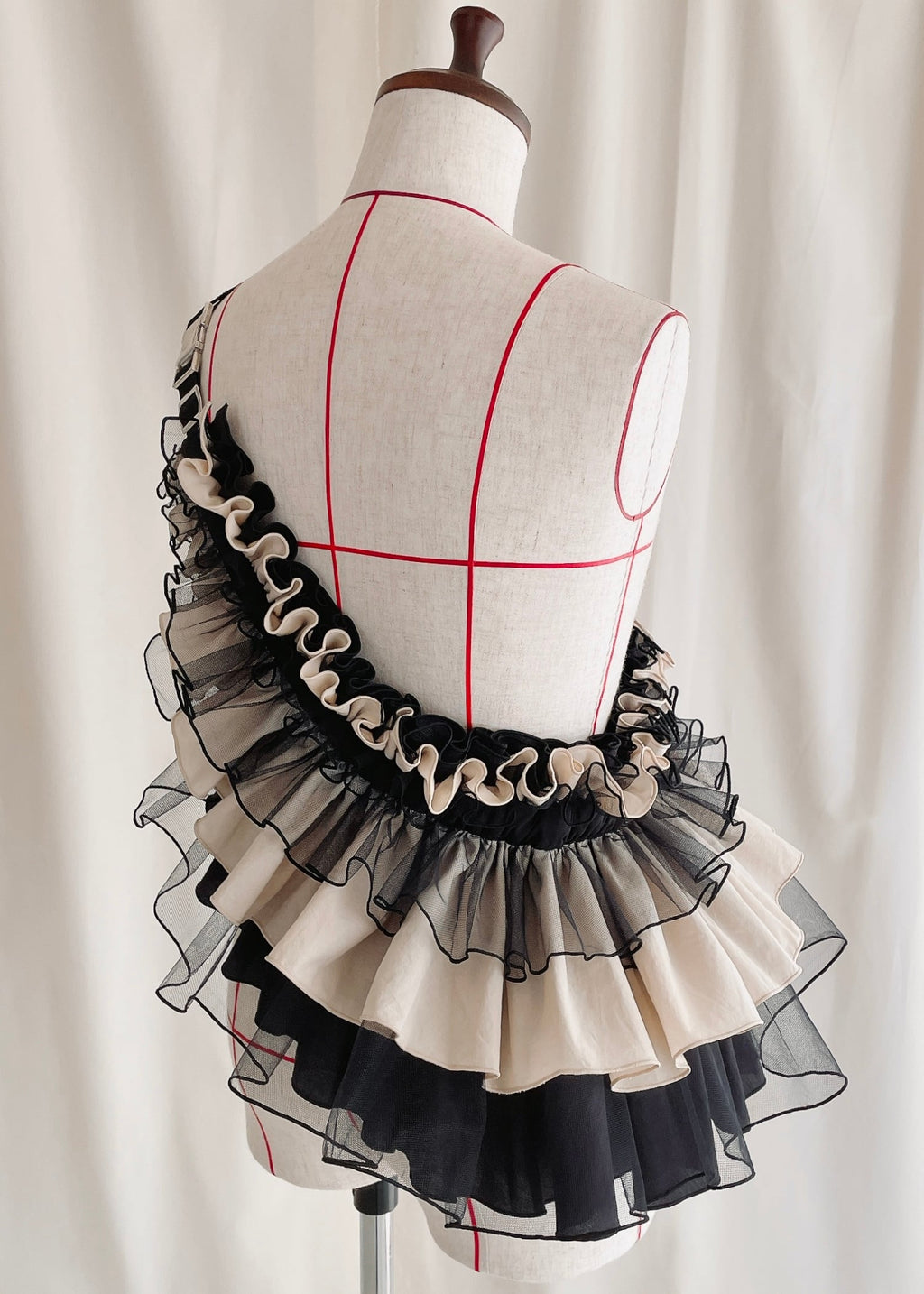 DŌRA MÖRA | Versatile Ruffled Bag - LAMP BLACK