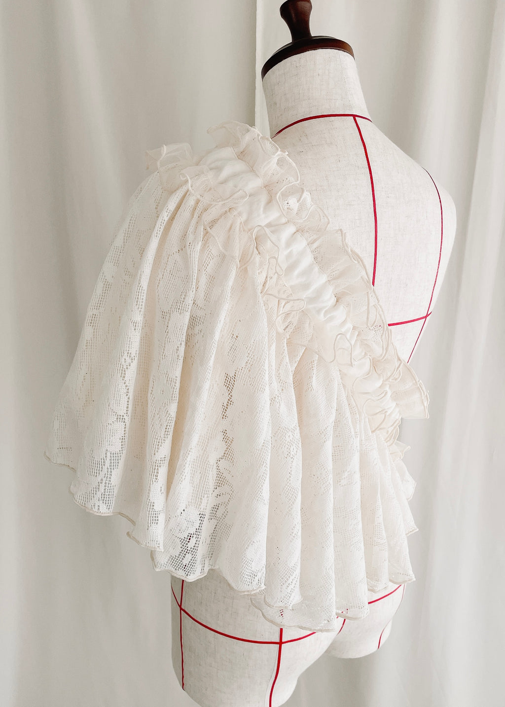 DŌRA CÎTA | Ruffled Hidden Bag - OFF WHITE