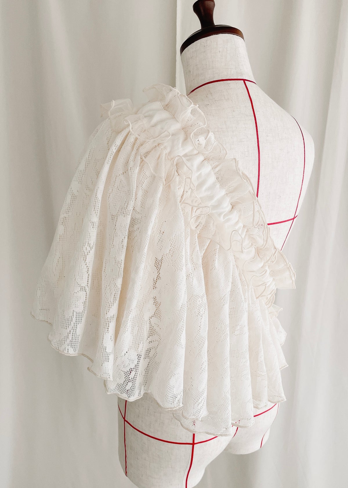 DŌRA CÎTA | Ruffled Hidden Bag - OFF WHITE