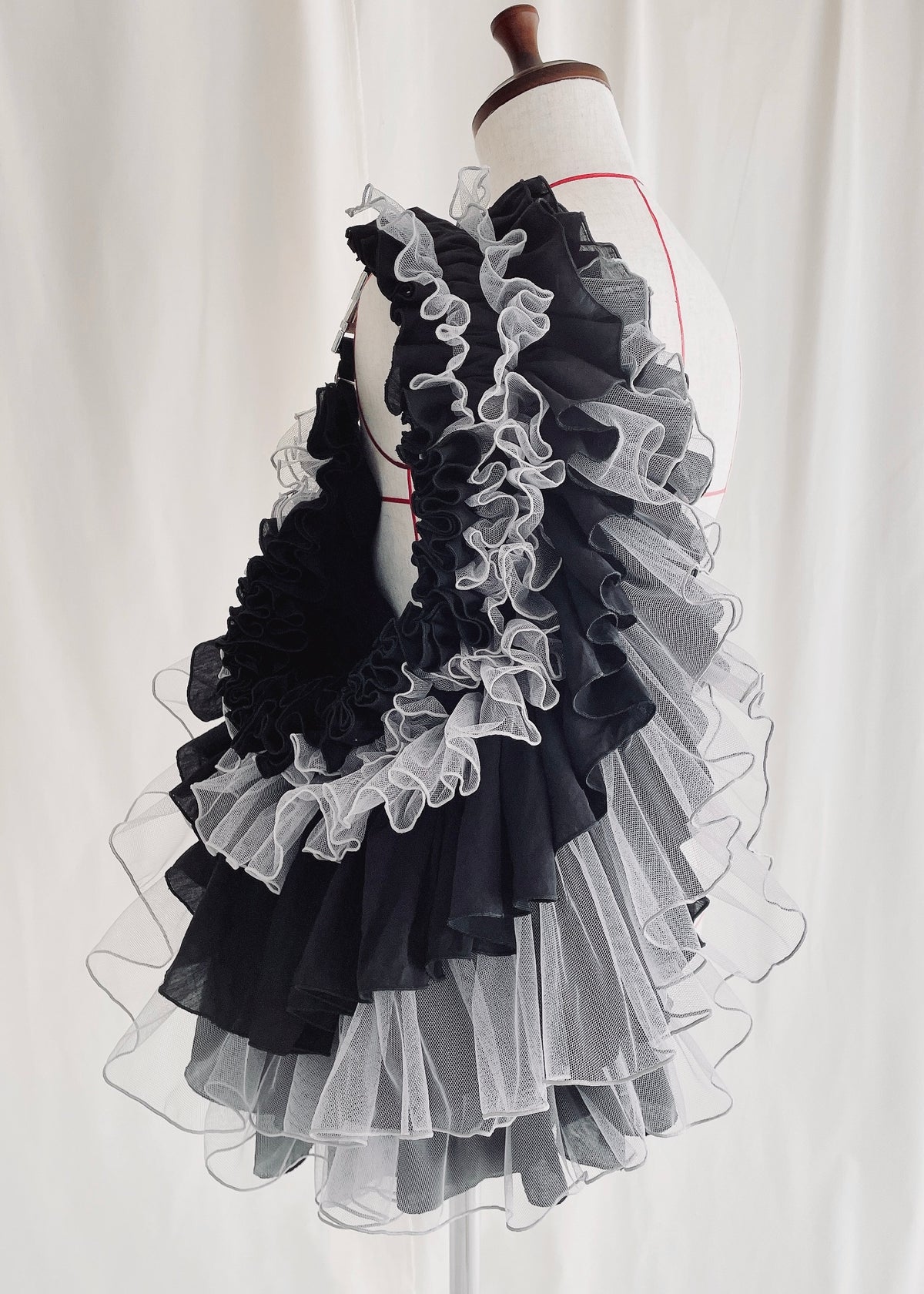 DŌRA QUAX | Ruffled Hidden Bag - MONOCHROME