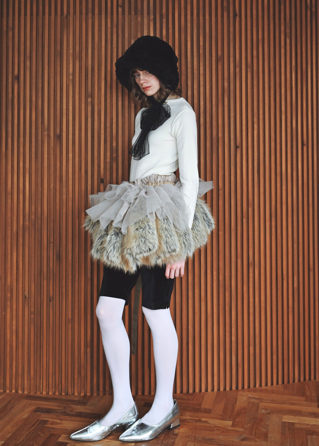 DŌRA VORAN | Fur-Ruffled Hidden Bag - SAND FOX