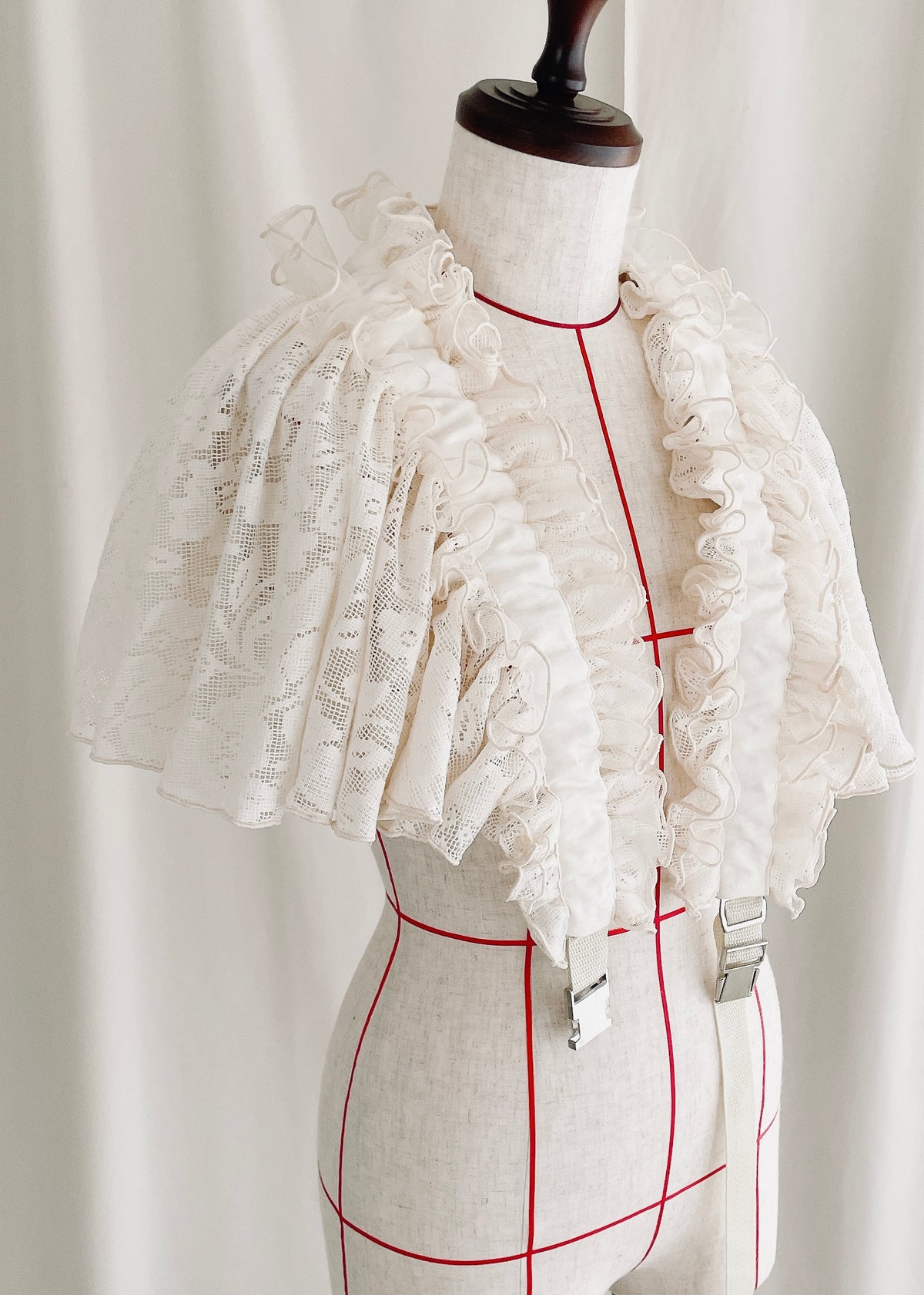 DŌRA CÎTA | Ruffled Hidden Bag - OFF WHITE