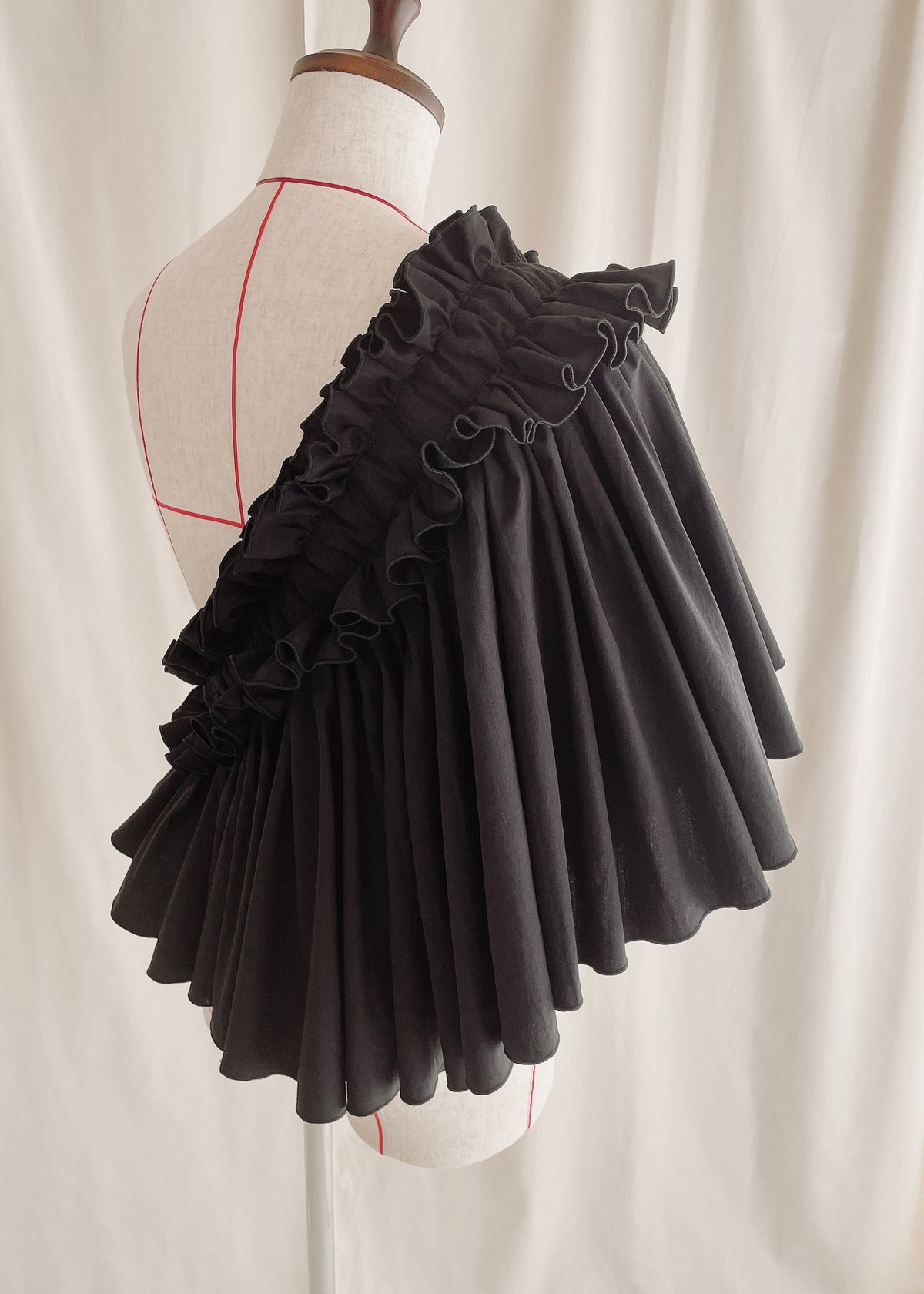 DŌRA NŌVA | Ruffled Hidden Bag - BLACK