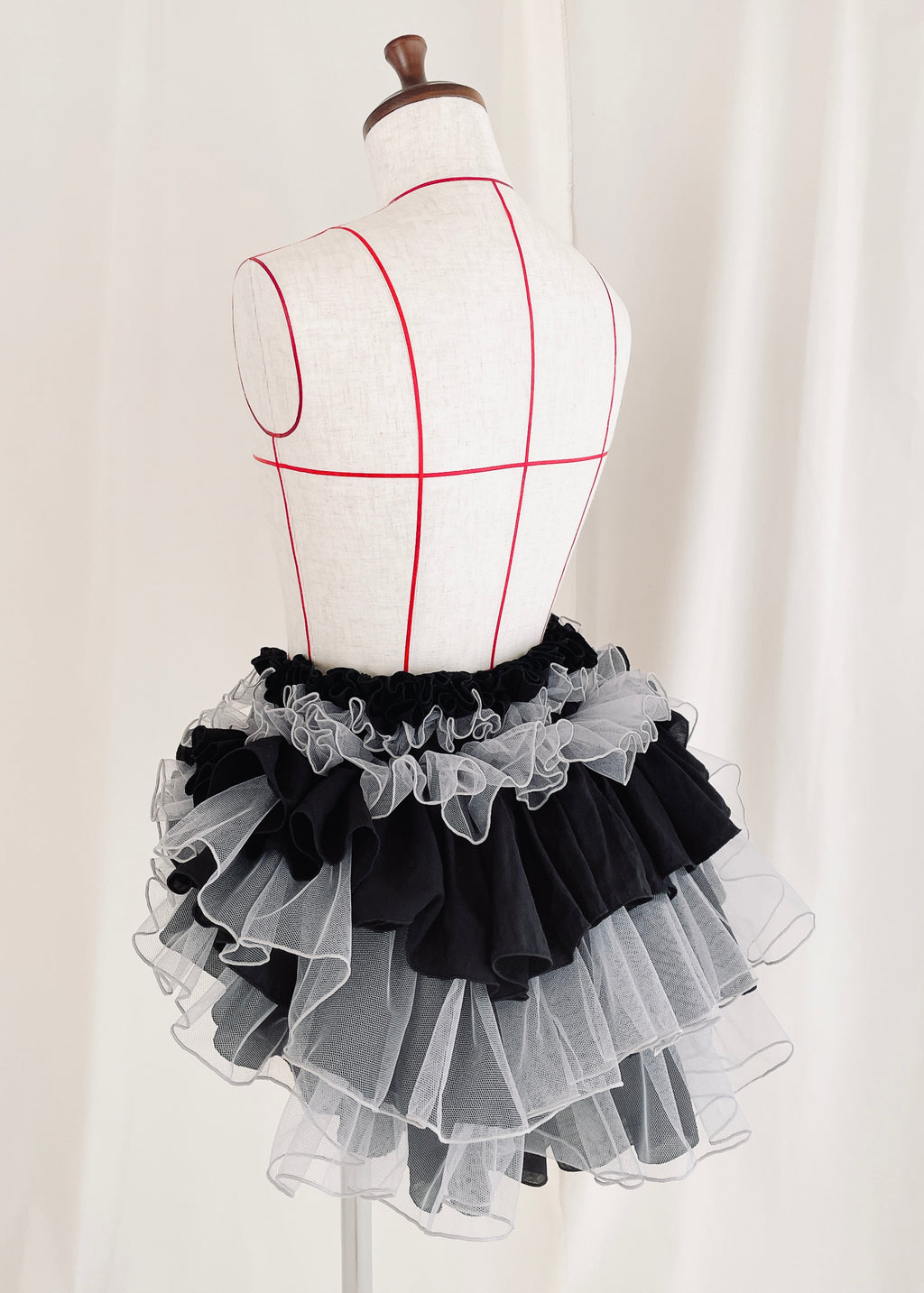 DŌRA QUAX | Ruffled Hidden Bag - MONOCHROME